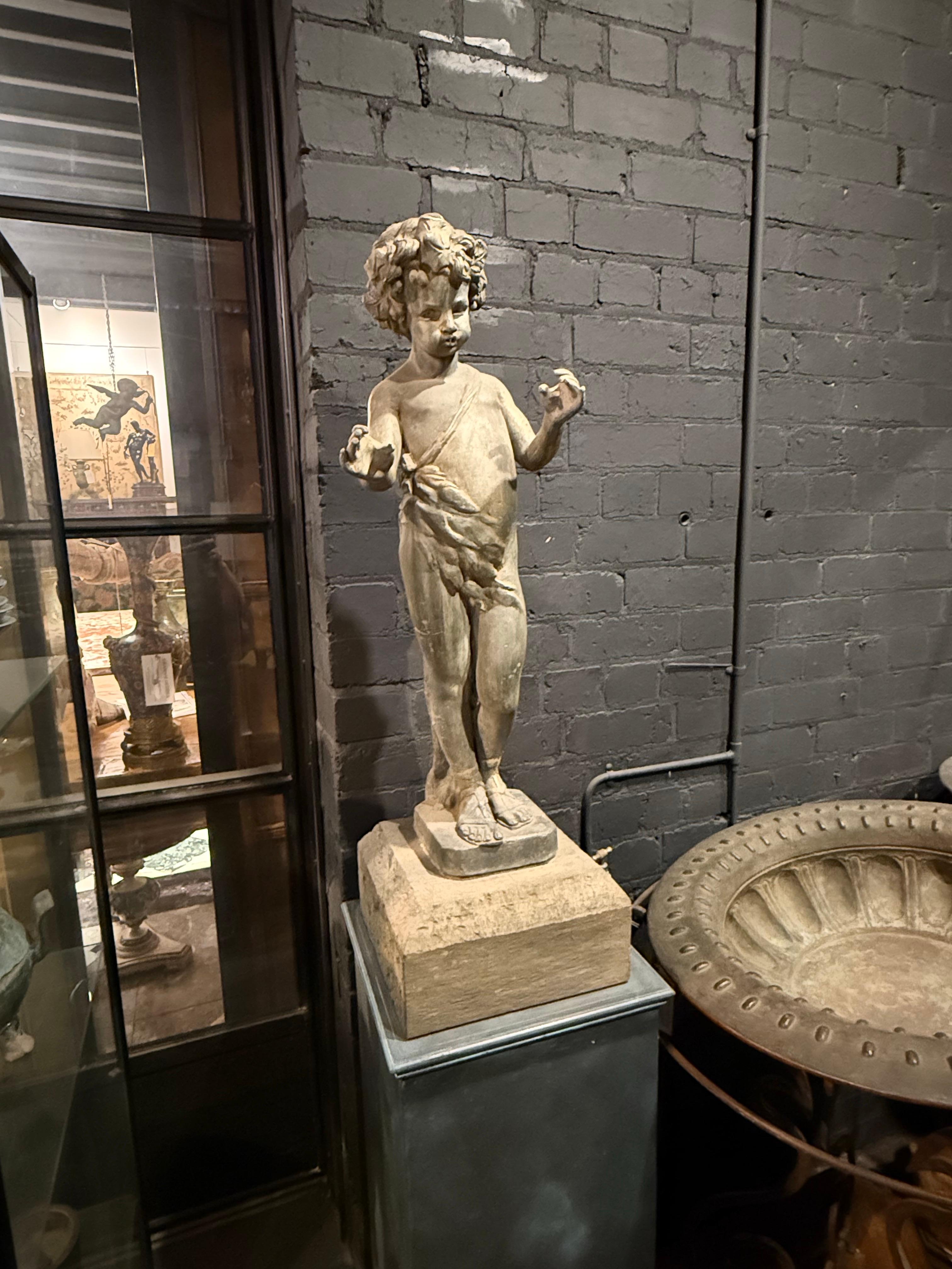 Fontana inglese in piombo raffigurante un putto bacchico, fine XIX secolo

Provenienza: Collezione privata dell'Australia occidentale.

Descrizione:
La figura giovanile con un drappeggio di pelle di animale e una corona di uva ed edera attorcigliata