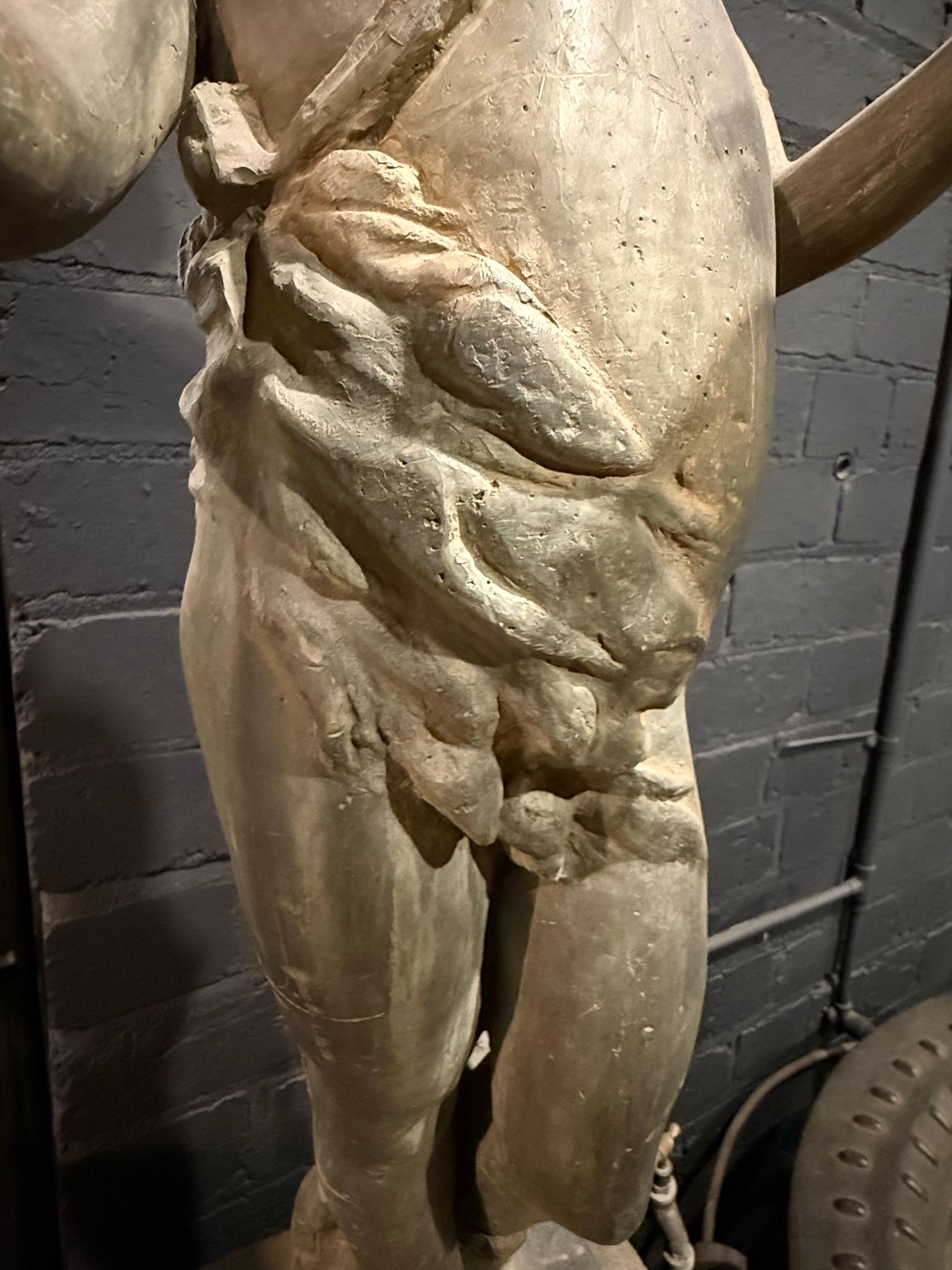 Intagliato a mano Fontana inglese in piombo raffigurante un putto bacchico, fine XIX secolo in vendita
