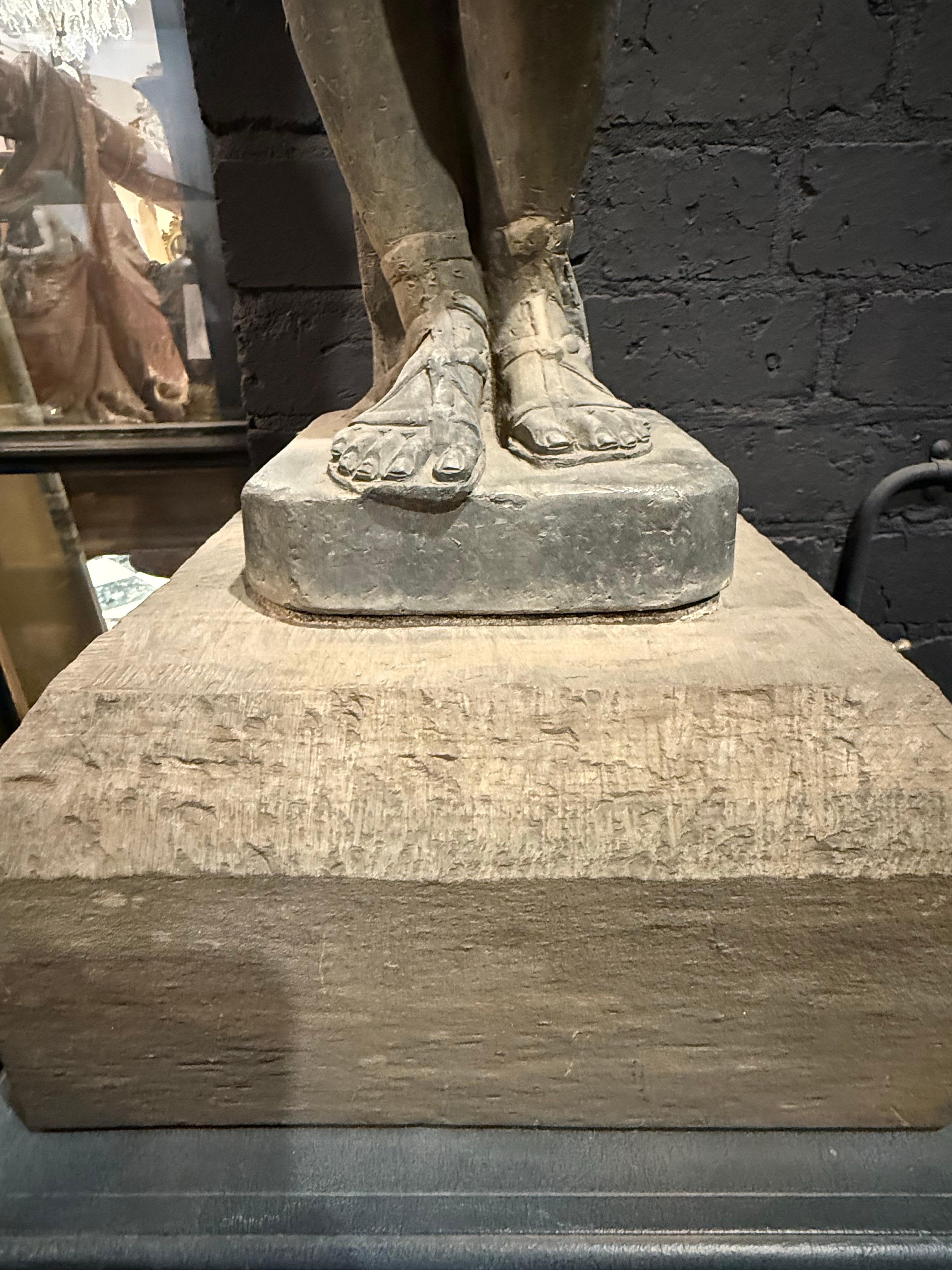 Metallo Fontana inglese in piombo raffigurante un putto bacchico, fine XIX secolo in vendita