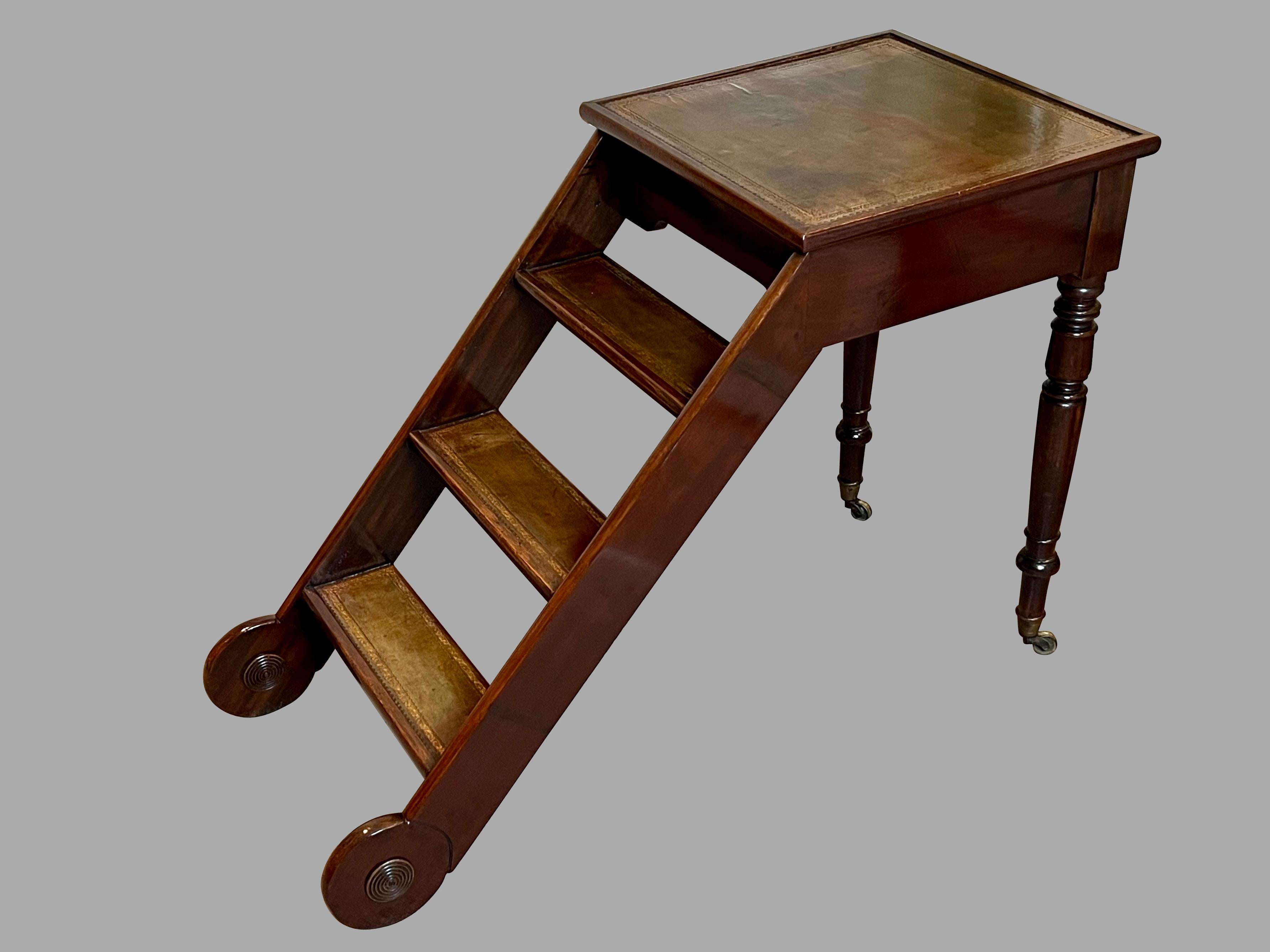 Un'insolita e attraente serie di scale da biblioteca in stile Regency inglese in mogano, ciascuna pedata rivestita in pelle marrone dorata che termina con una piattaforma rivestita in modo identico. I gradini hanno un cassetto funzionale foderato in
