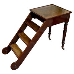 Un fauteuil de bibliothèque anglais en acajou avec 3 marches doublées de cuir et un seul tiroir
