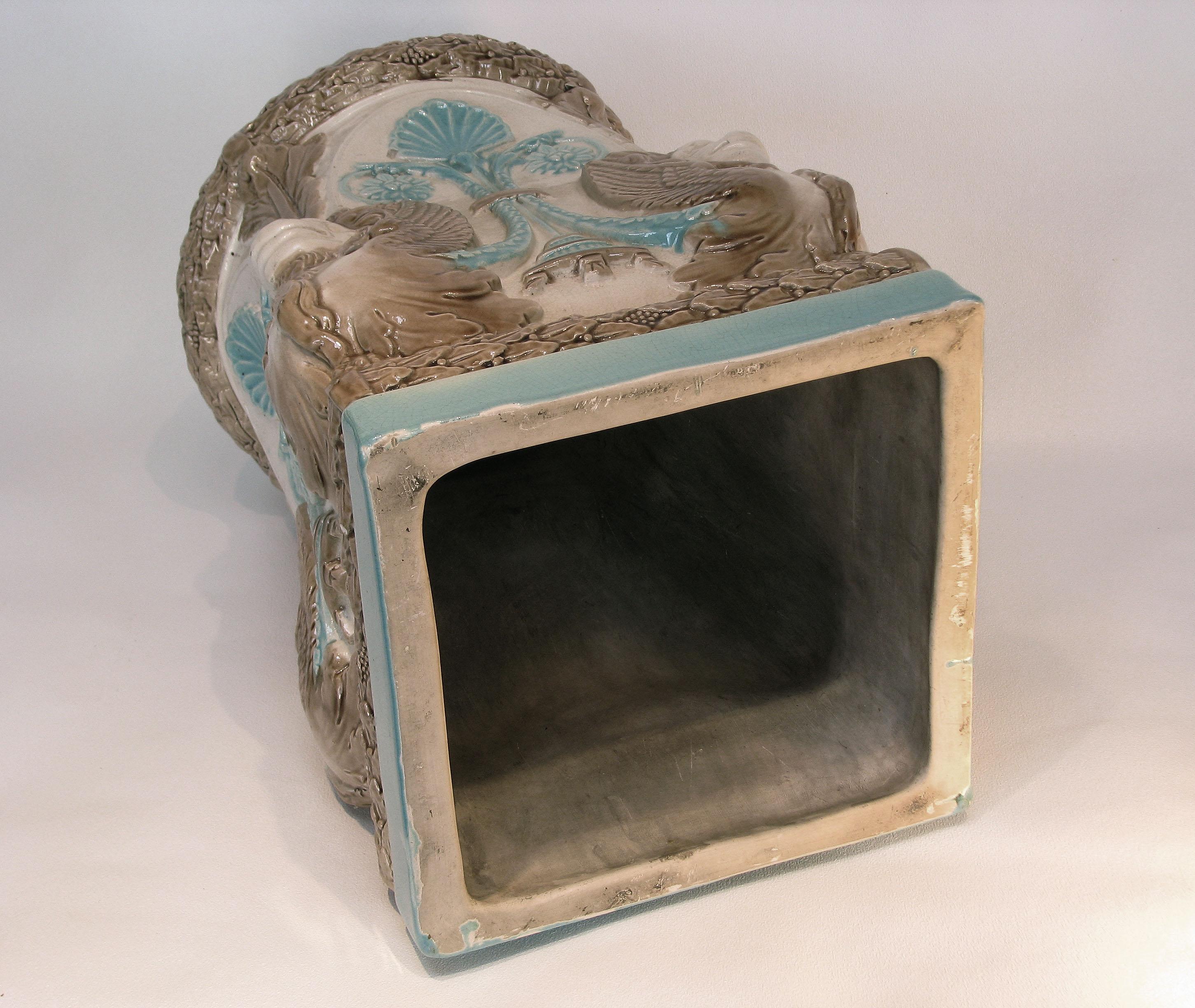 Fatto a mano Un piedistallo inglese in maiolica di gusto egiziano James A. James & Co. Circa 1880 in vendita