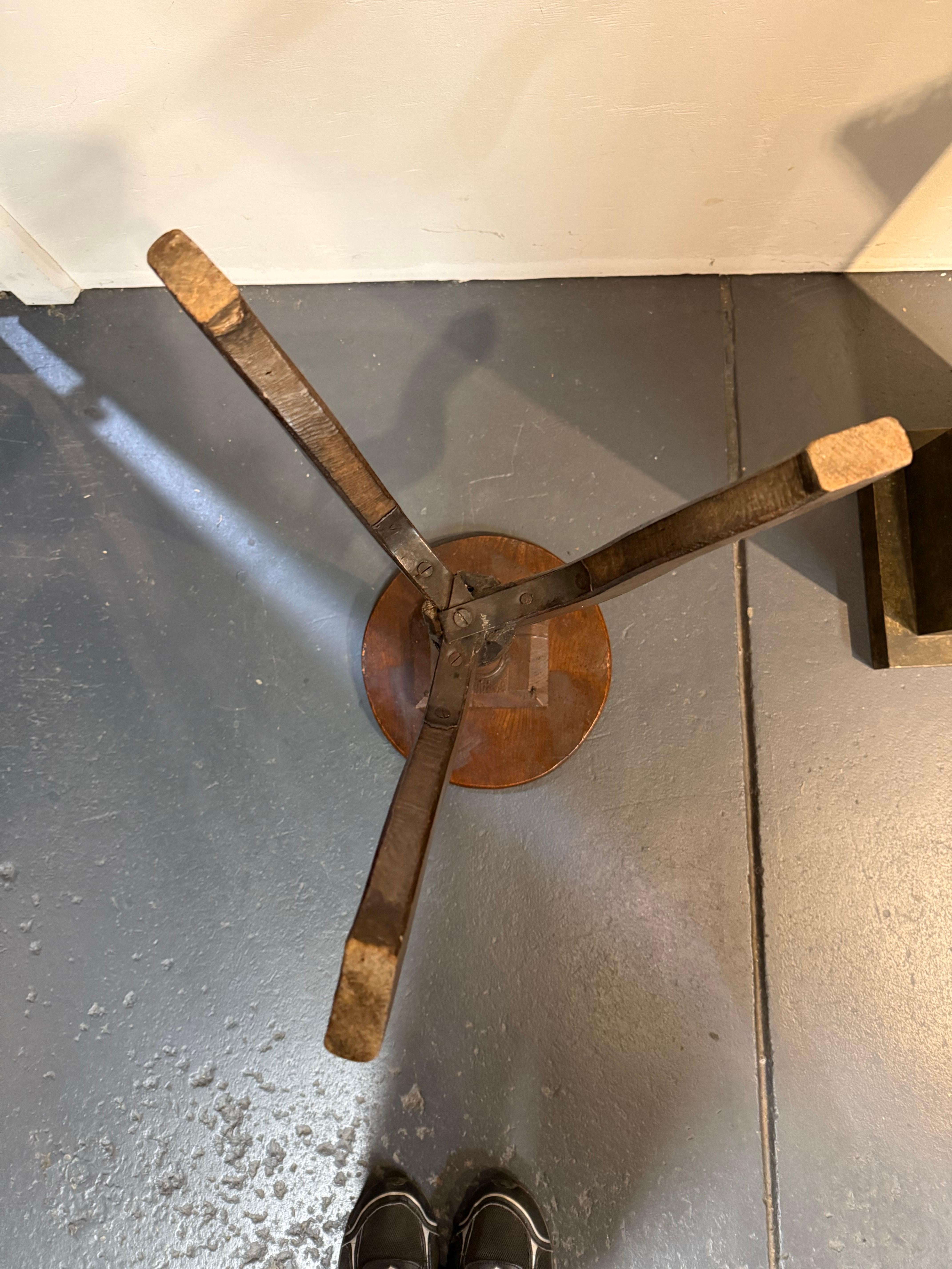 Tavolo rotondo da ufficio inglese in Oak, XIX secolo in vendita 4