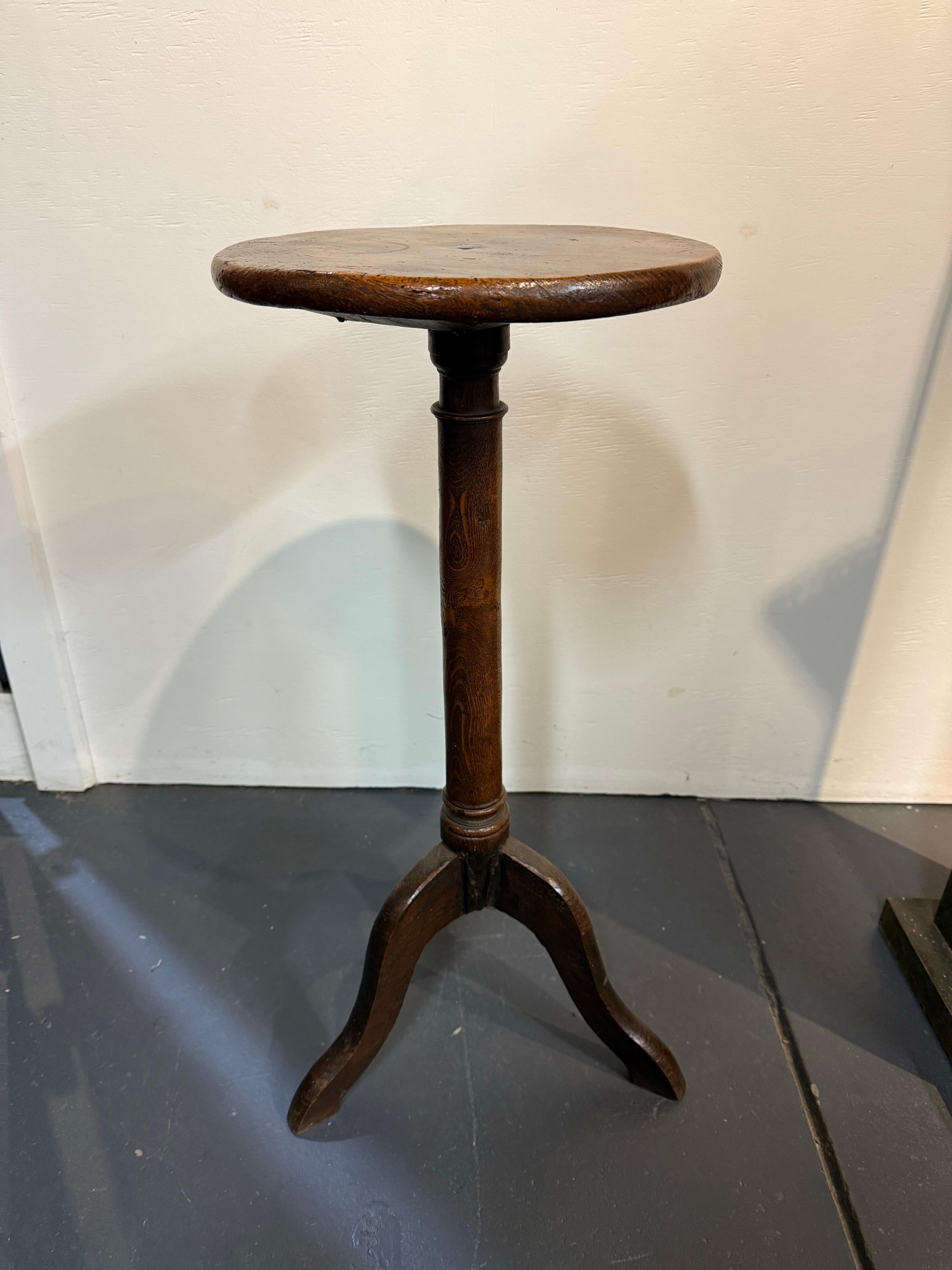Tavolo rotondo da ufficio inglese in Oak, XIX secolo
Con base per treppiede.

Provenienza: Collezione privata di Melbourne.

Dimensioni:
Altezza: 68 cm.
Diametro: 30 cm.