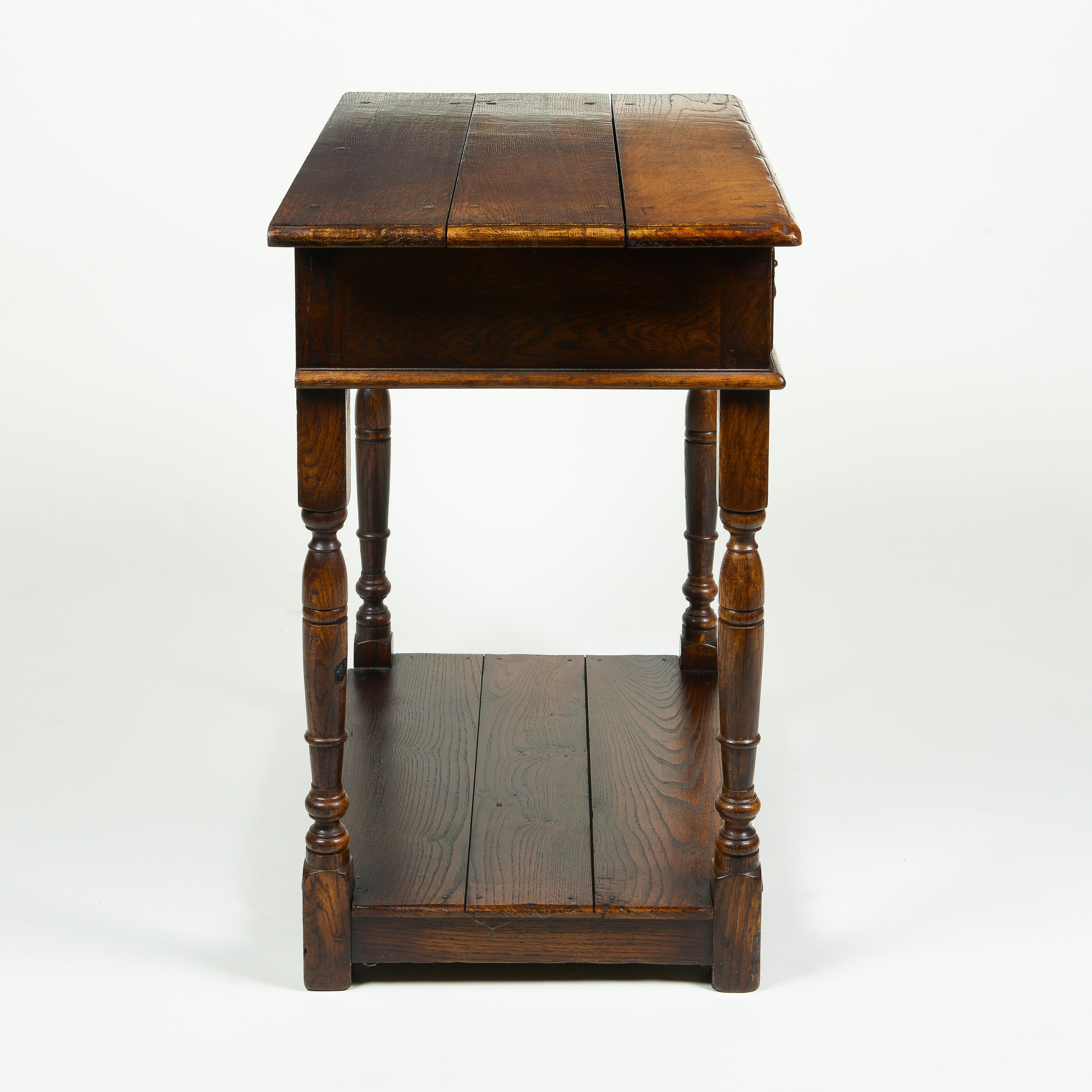 An English Oak Side Table In Good Condition For Sale In New York, NY