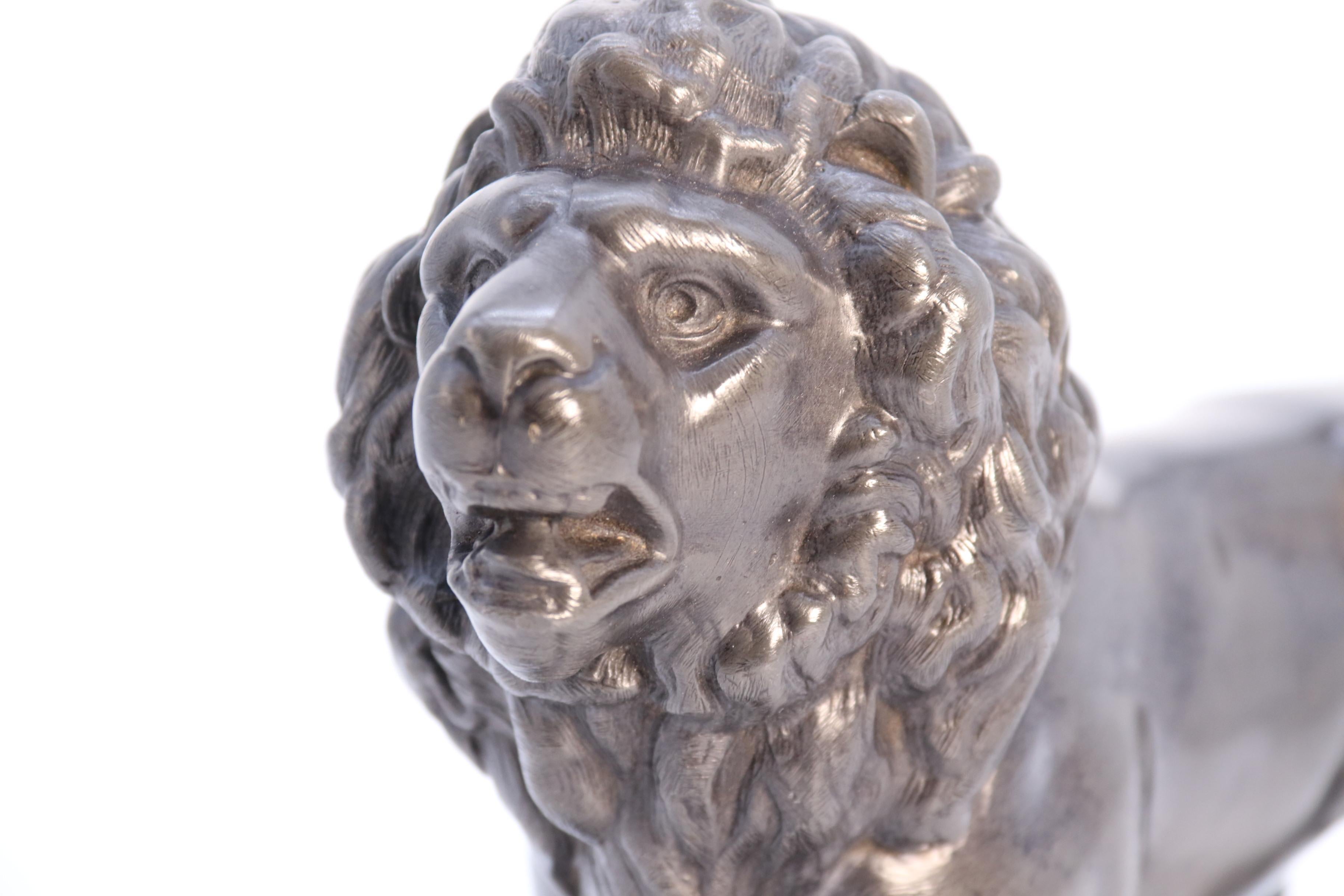 Eine englische Zinnstudie eines klassischen Löwen, um 1840 im Angebot 4