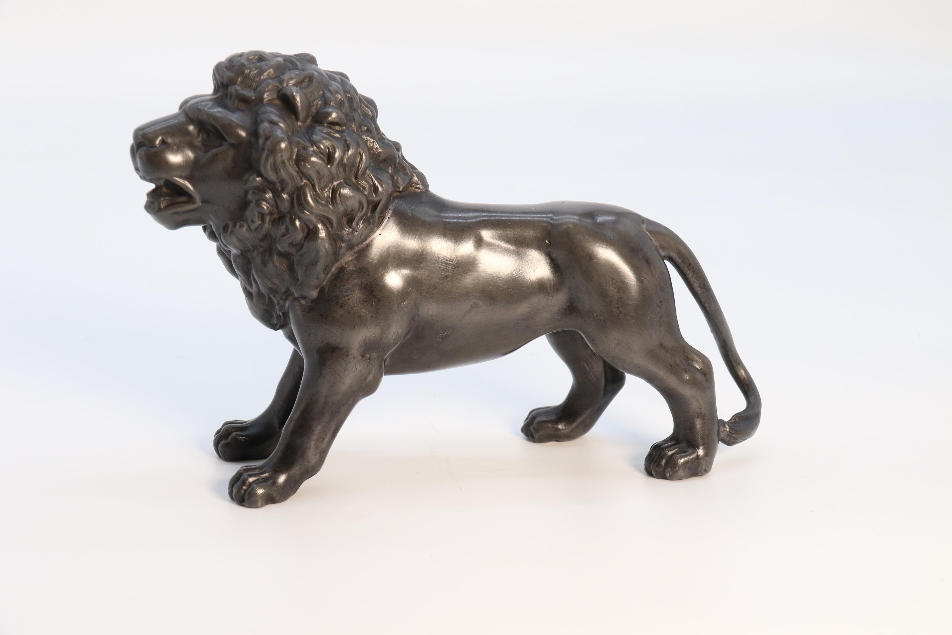 An English pewter study of a classical lion, circa 1840 In Good Condition For Sale In Central England, GB