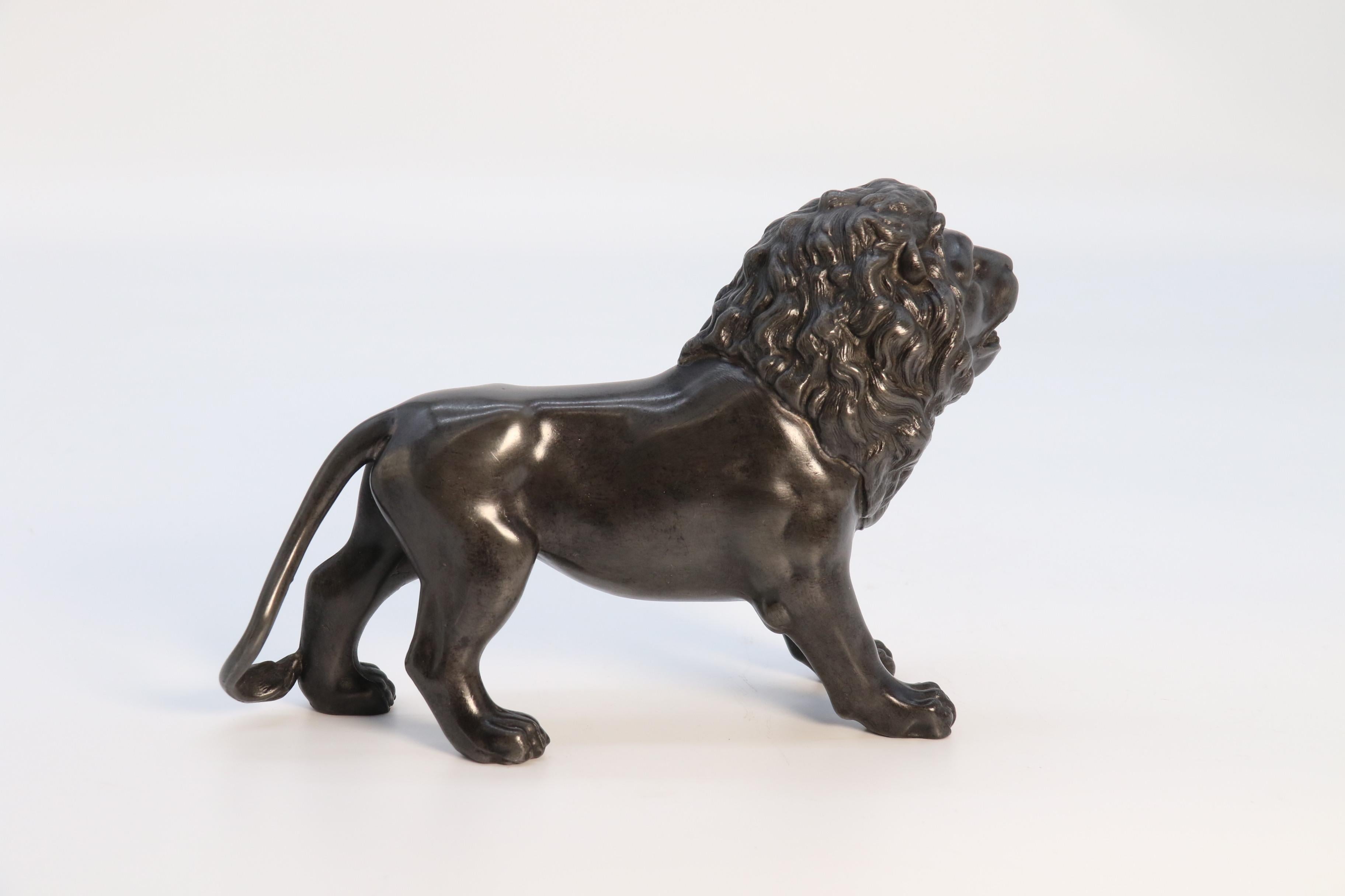 Eine englische Zinnstudie eines klassischen Löwen, um 1840 im Angebot 1