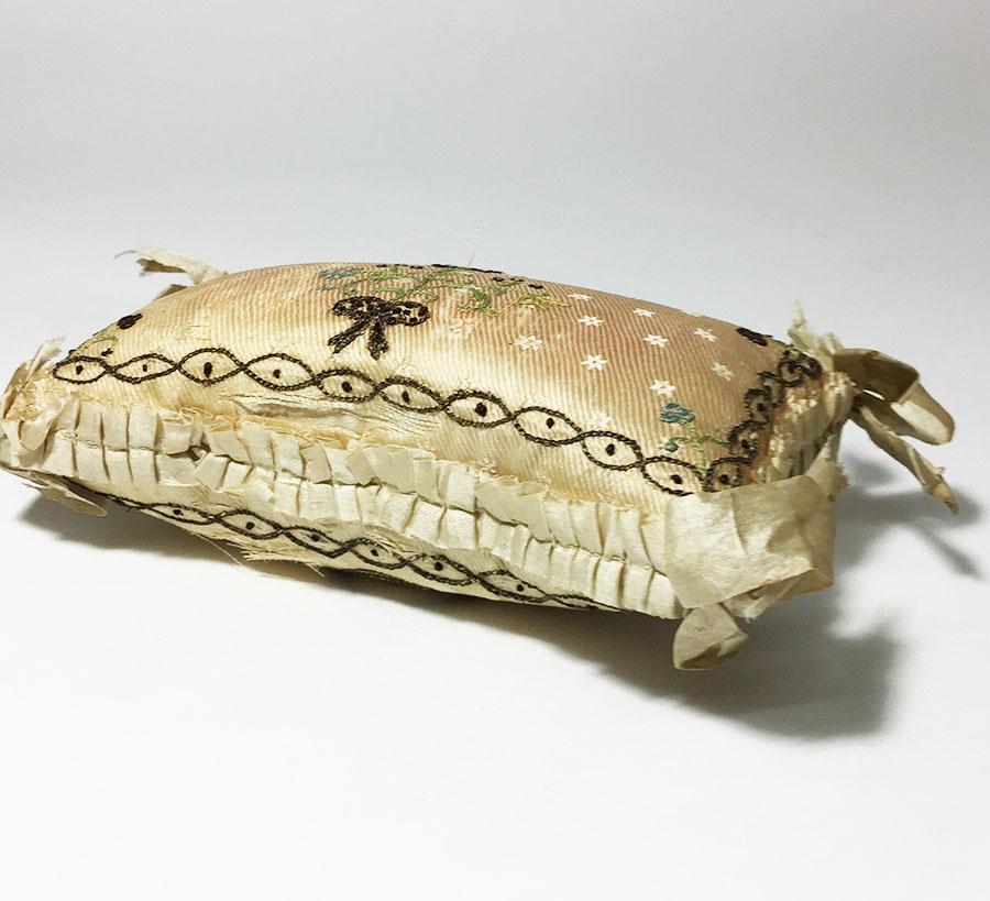 English Pincushion from the 18th Century In Good Condition For Sale In Delft, NL