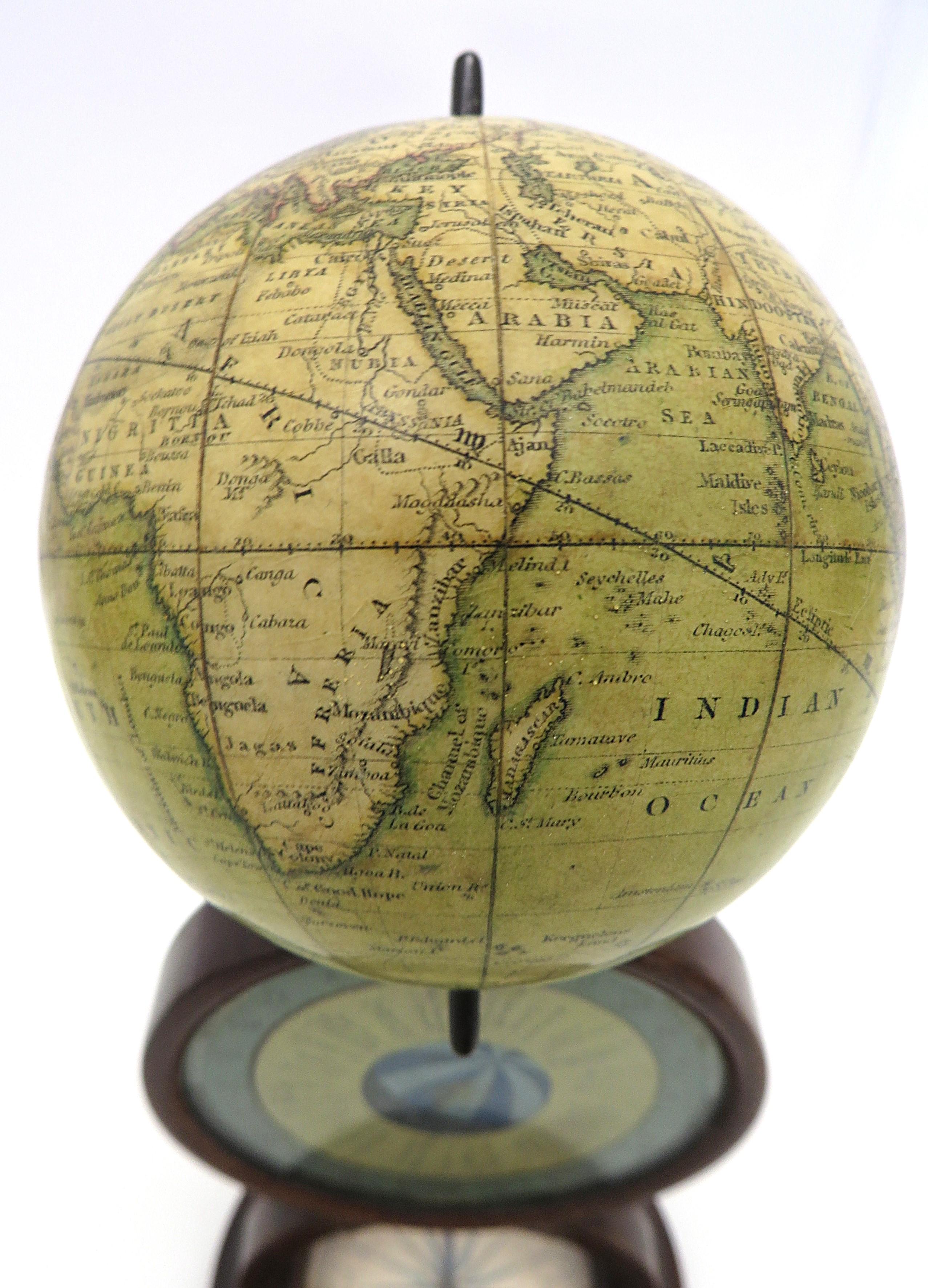 NEWTON & SON (ab 1840-61)
EIN ENGLISCHER TASCHENGLOBUS MIT ZIFFERBLATT FÜR ZEITZONEN, UM 1835

Ein bisher nicht erfasster Ständer für einen englischen Globus aus dem frühen 19.

Ein Erdglobus mit einem Durchmesser von 7,6 cm (3 Zoll), bestehend aus