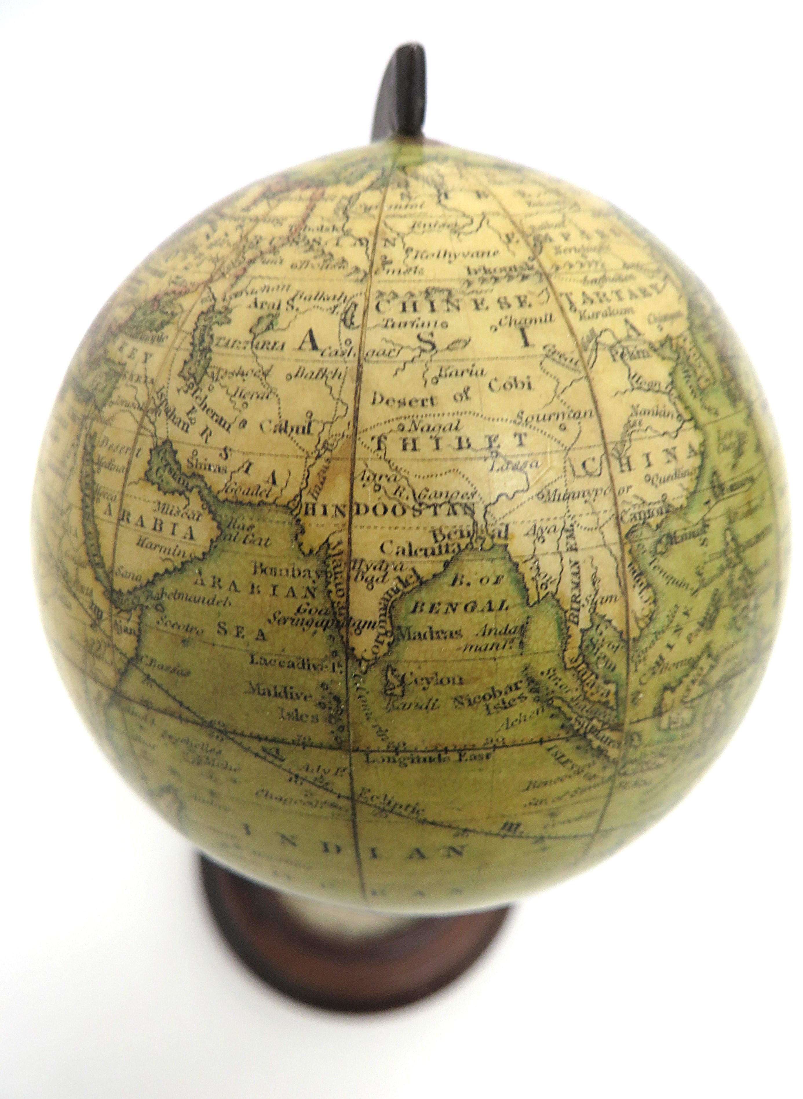 Englisches POCKET GLOBE mit Zifferblatt für Zeitzonen (Britisch) im Angebot