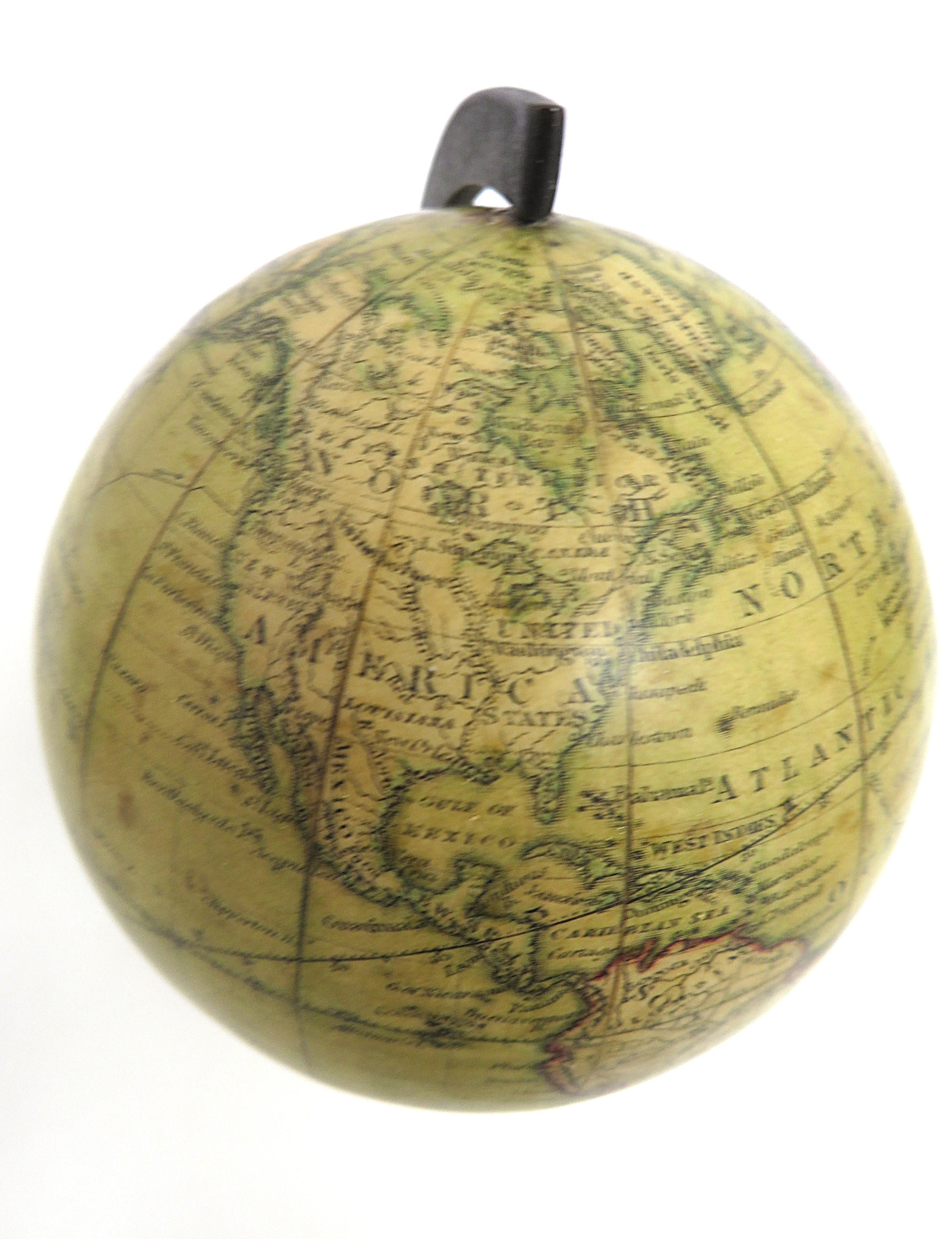 Englisches POCKET GLOBE mit Zifferblatt für Zeitzonen im Zustand „Hervorragend“ im Angebot in ZWIJNDRECHT, NL