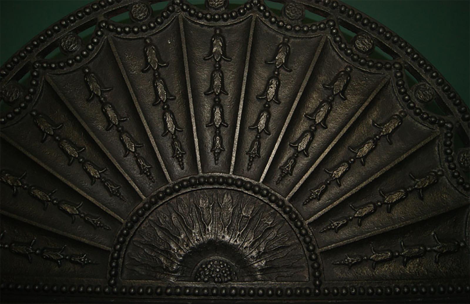 Anglais Grande grille de cheminée anglaise en fer forgé et moulé poli avec aigles en vente