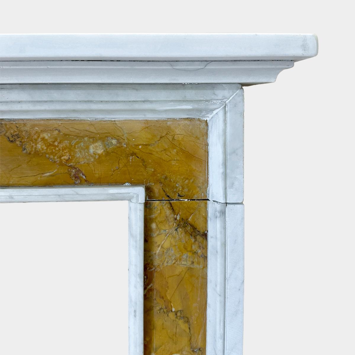 An English Queen Anne Style White And Siena marble Fireplace Mantel In Good Condition For Sale In London, GB