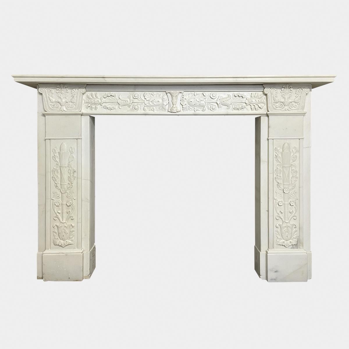 Intagliato a mano Caminetto inglese Regency antico statuario in marmo bianco in vendita