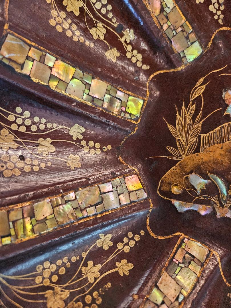 Début du 19ème siècle Anglais Regency forme coquille rare laque brune plat ovale bol bas avec incrustation de nacre.  Le bol, peint à la main, présente des motifs de chinoiserie.  14 pouces de large, 10,5 de profondeur. 
