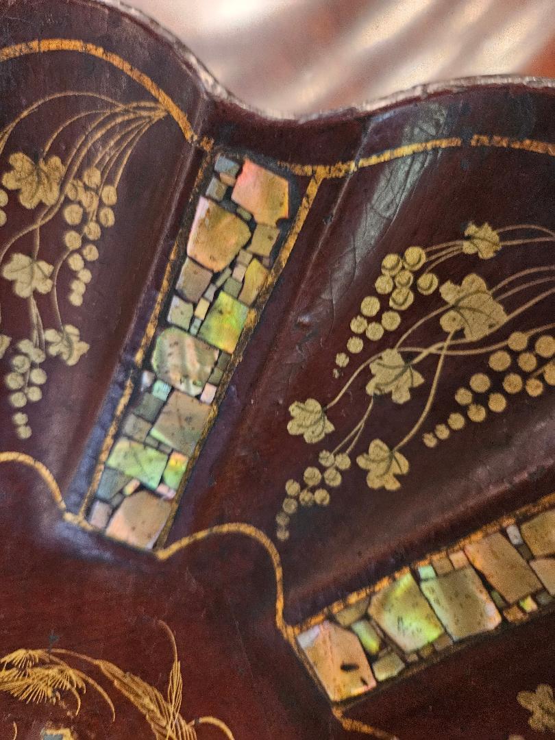 Eine englische Chinoiserie-Schale aus braunem Lack und Perlmutt im Regency-Stil im Zustand „Gut“ im Angebot in Lambertville, NJ
