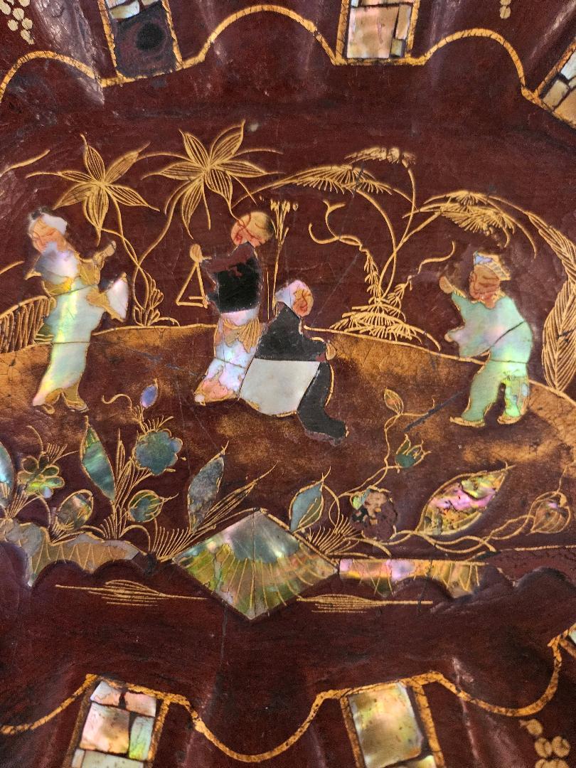Early 19th Century An English Regency Brown Lacquer and Mother of Pearl Chinoiserie Dish For Sale