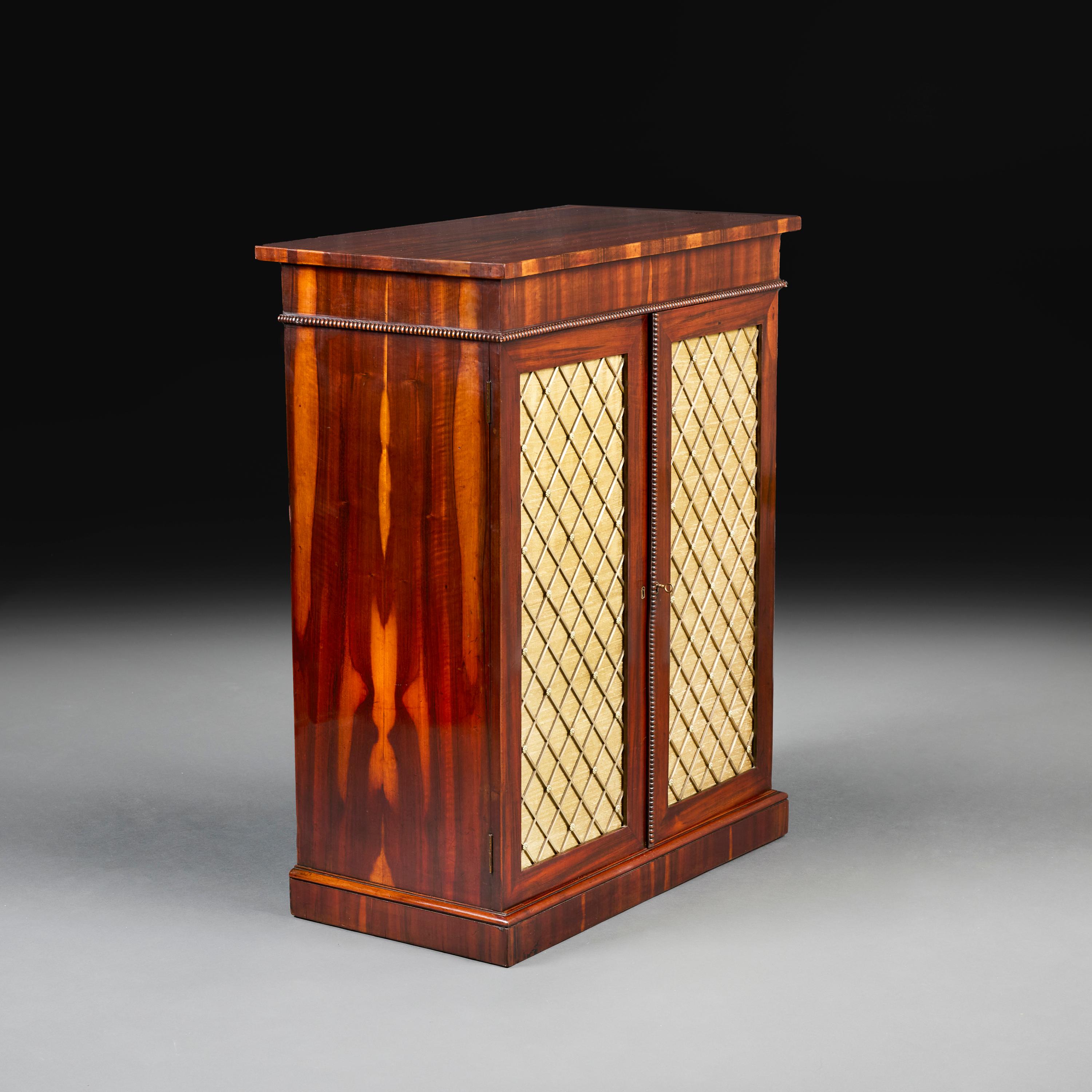 An English Regency Goncalo Alves Side Cabinet Inglés en venta