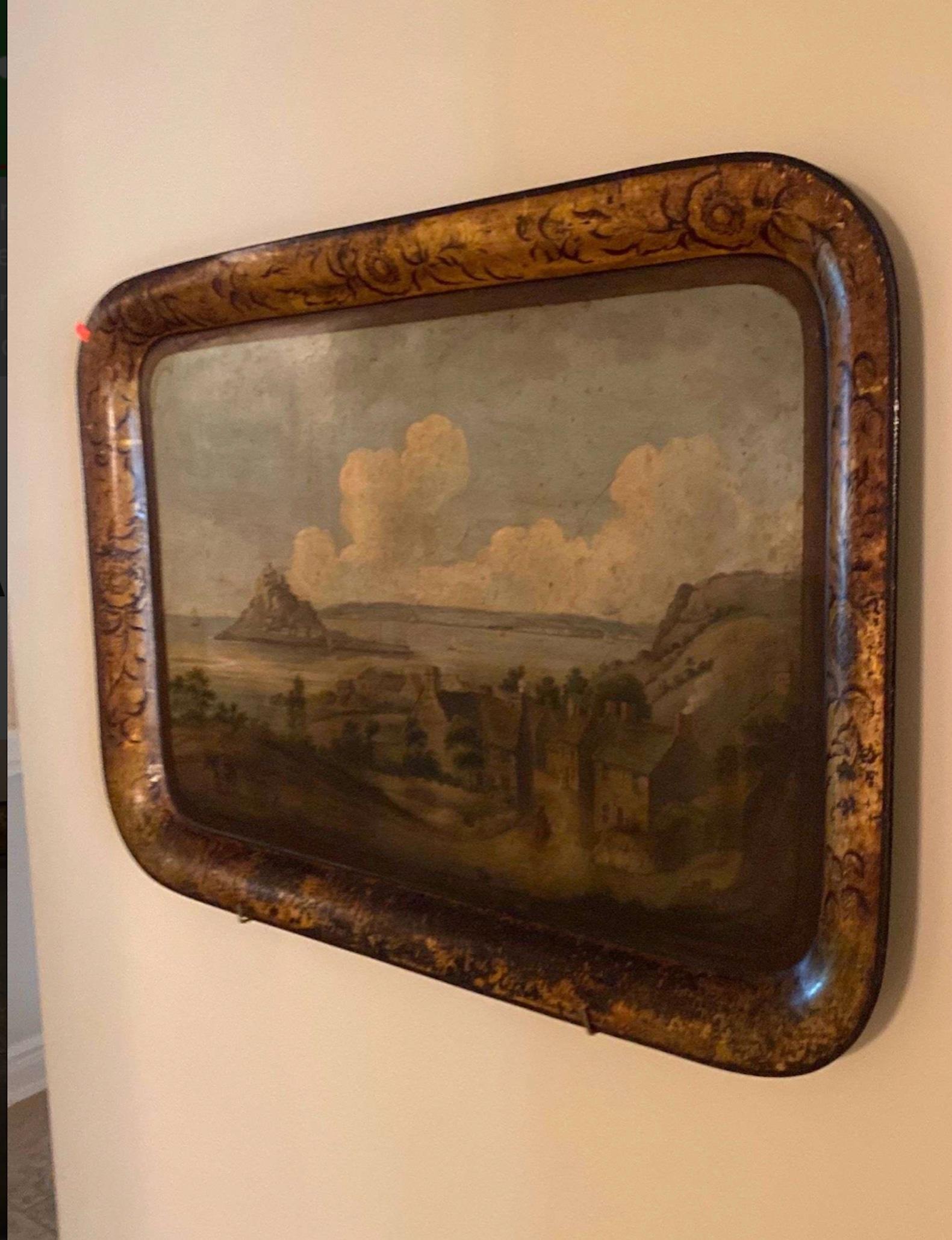 Un vassoio di tole dipinto in stile Regency inglese con un villaggio sul mare, in grande scala e patinato.