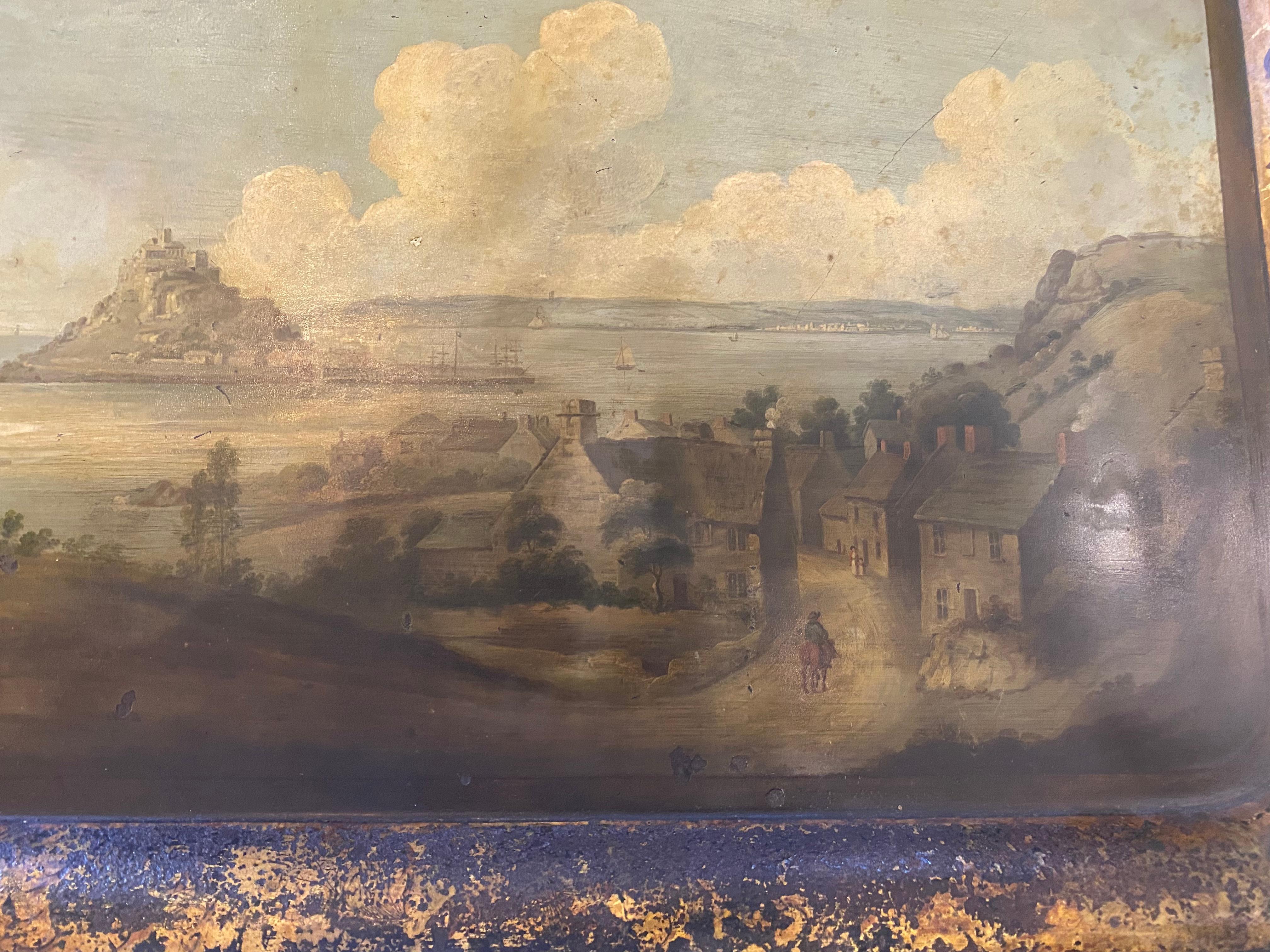 XIXe siècle Un plateau en tôle peint de style Régence anglaise avec un village en bord de mer. Grande échelle. en vente