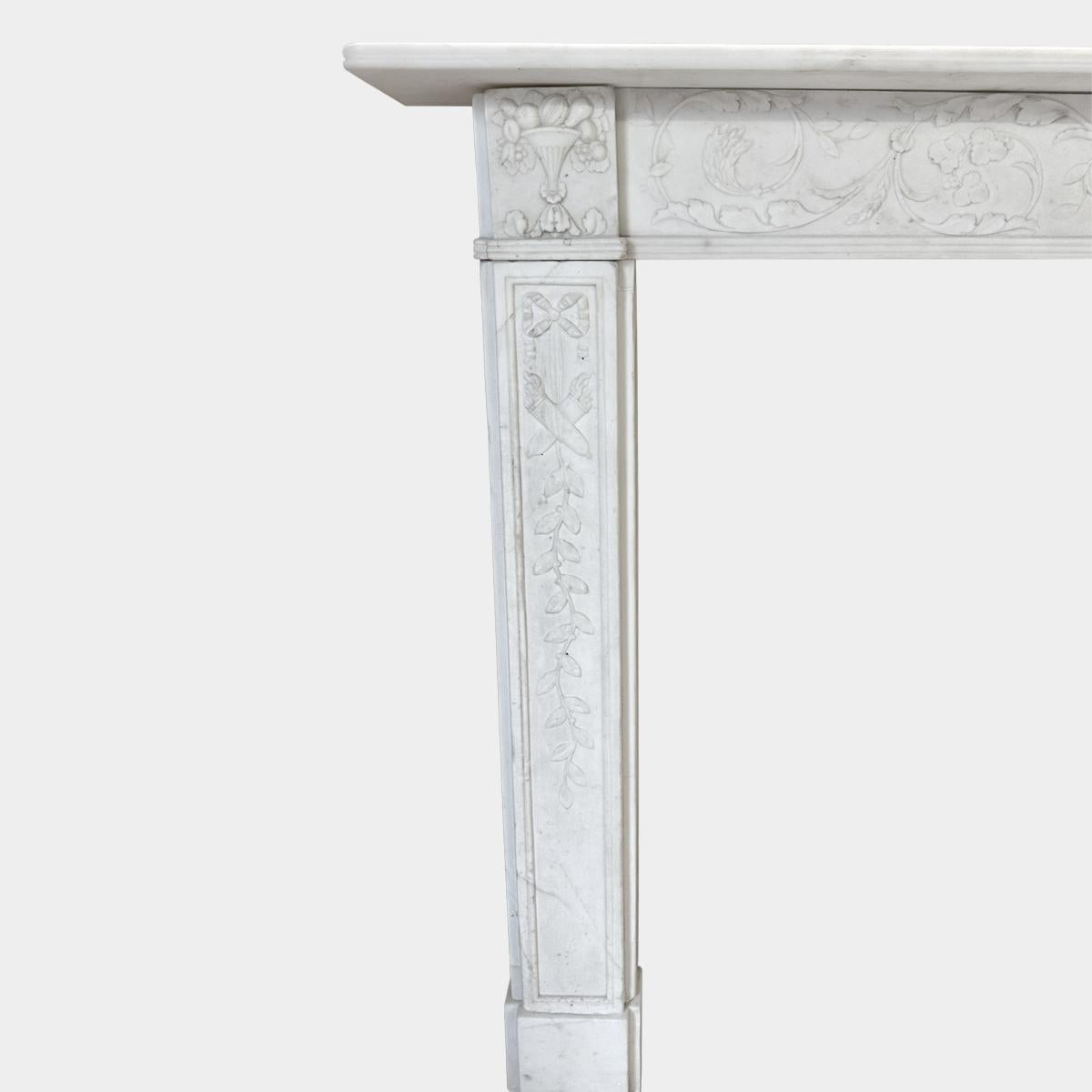 Ein englischer Kaminsims aus weißem Marmor mit geschnitzten Statuen aus der Regency-Zeit im Angebot 1