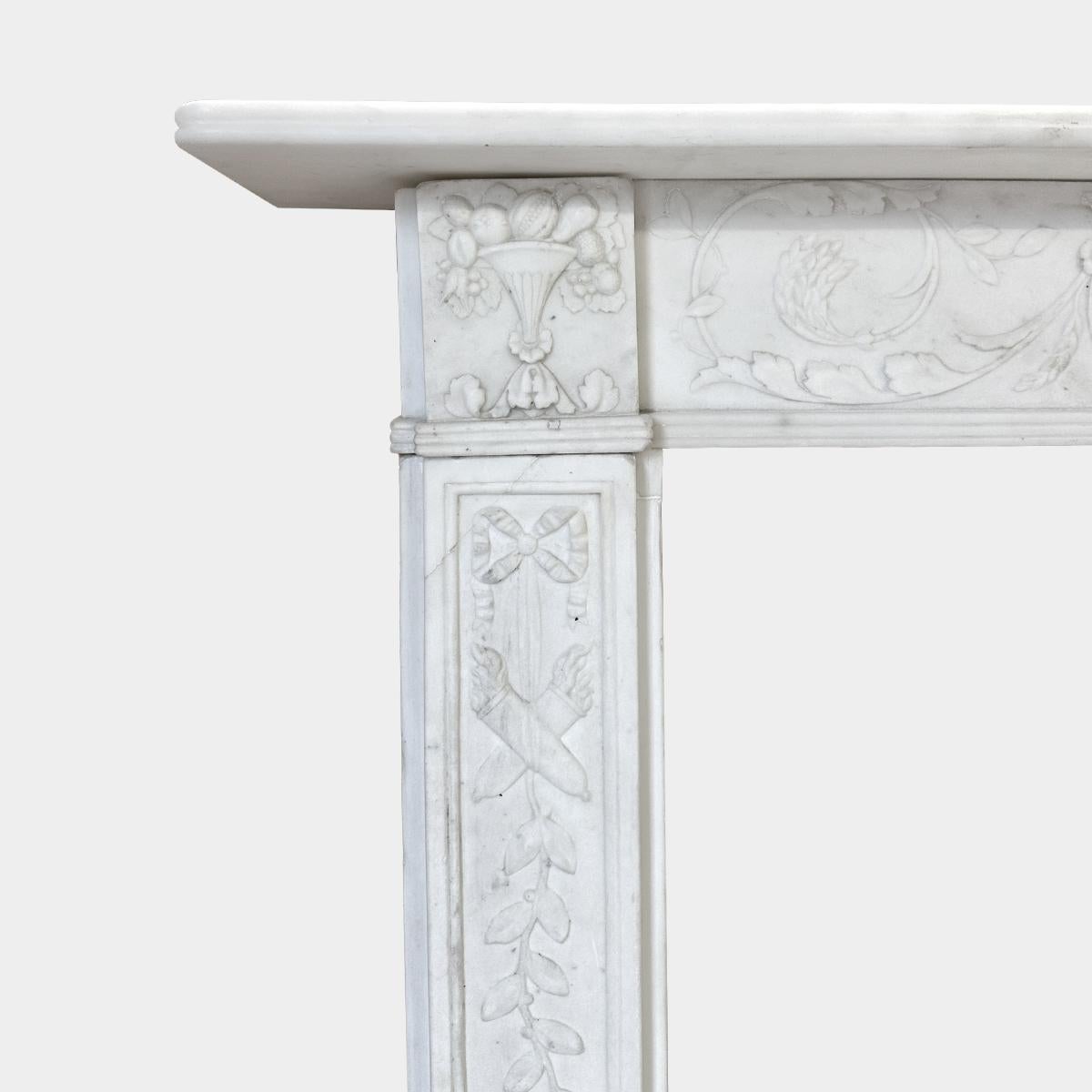 Ein englischer Kaminsims aus weißem Marmor mit geschnitzten Statuen aus der Regency-Zeit im Angebot 2