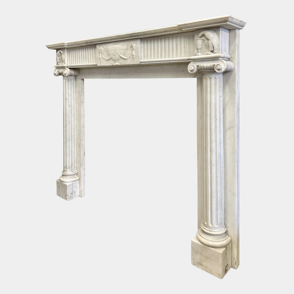 Ein säulenförmiger englischer Regency-Kaminsims aus weißem Bildhauermarmor  (Englisch) im Angebot