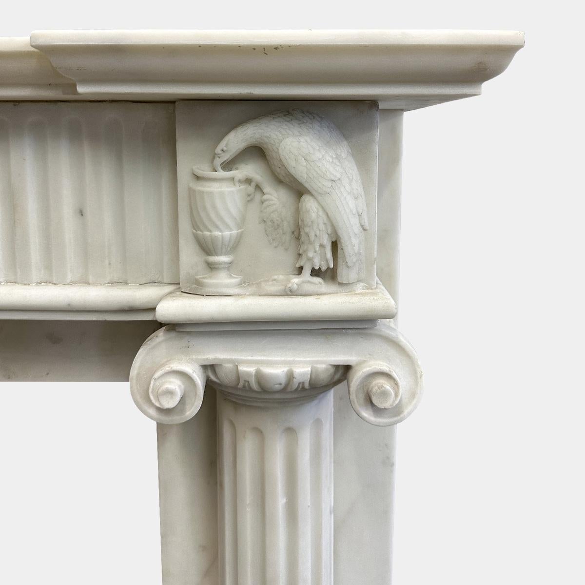 Ein säulenförmiger englischer Regency-Kaminsims aus weißem Bildhauermarmor  (Handgeschnitzt) im Angebot