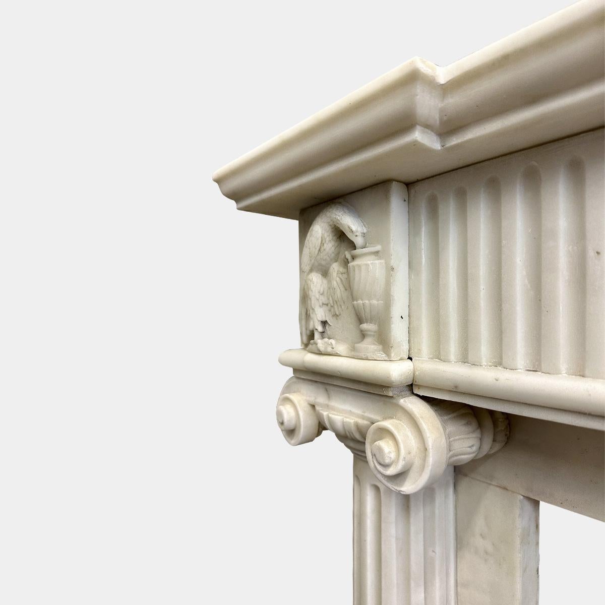 Ein säulenförmiger englischer Regency-Kaminsims aus weißem Bildhauermarmor  im Zustand „Gut“ im Angebot in London, GB