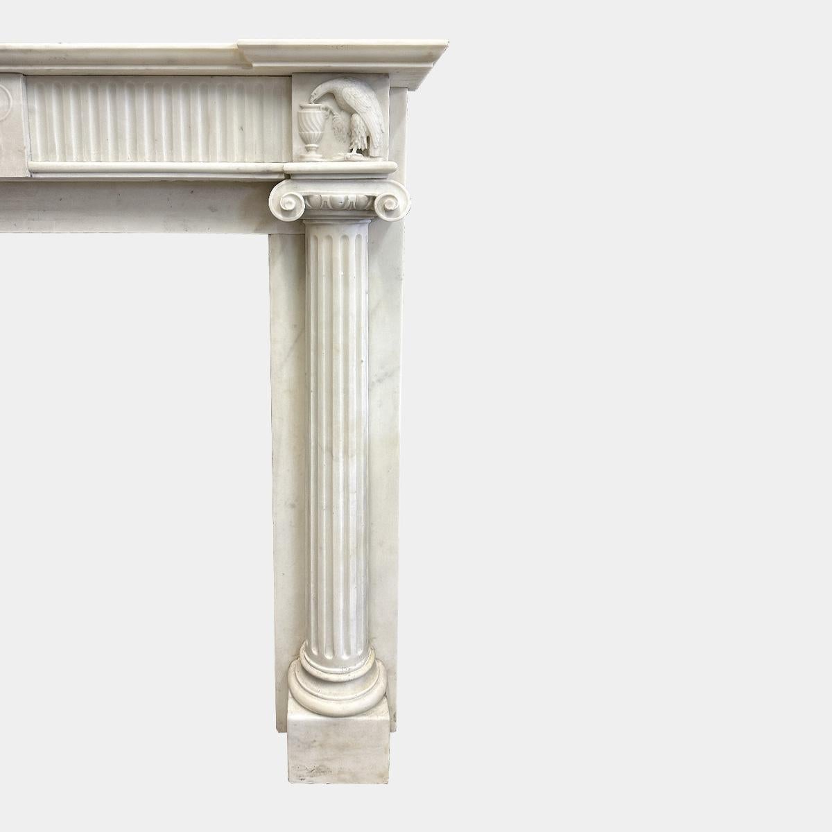 Ein säulenförmiger englischer Regency-Kaminsims aus weißem Bildhauermarmor  im Angebot 1