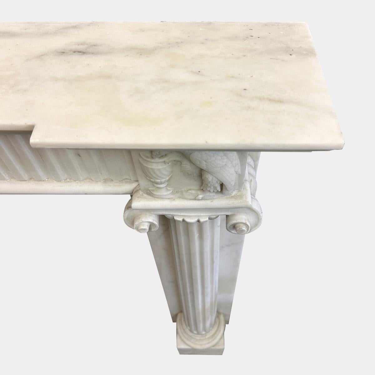 Ein säulenförmiger englischer Regency-Kaminsims aus weißem Bildhauermarmor  im Angebot 2