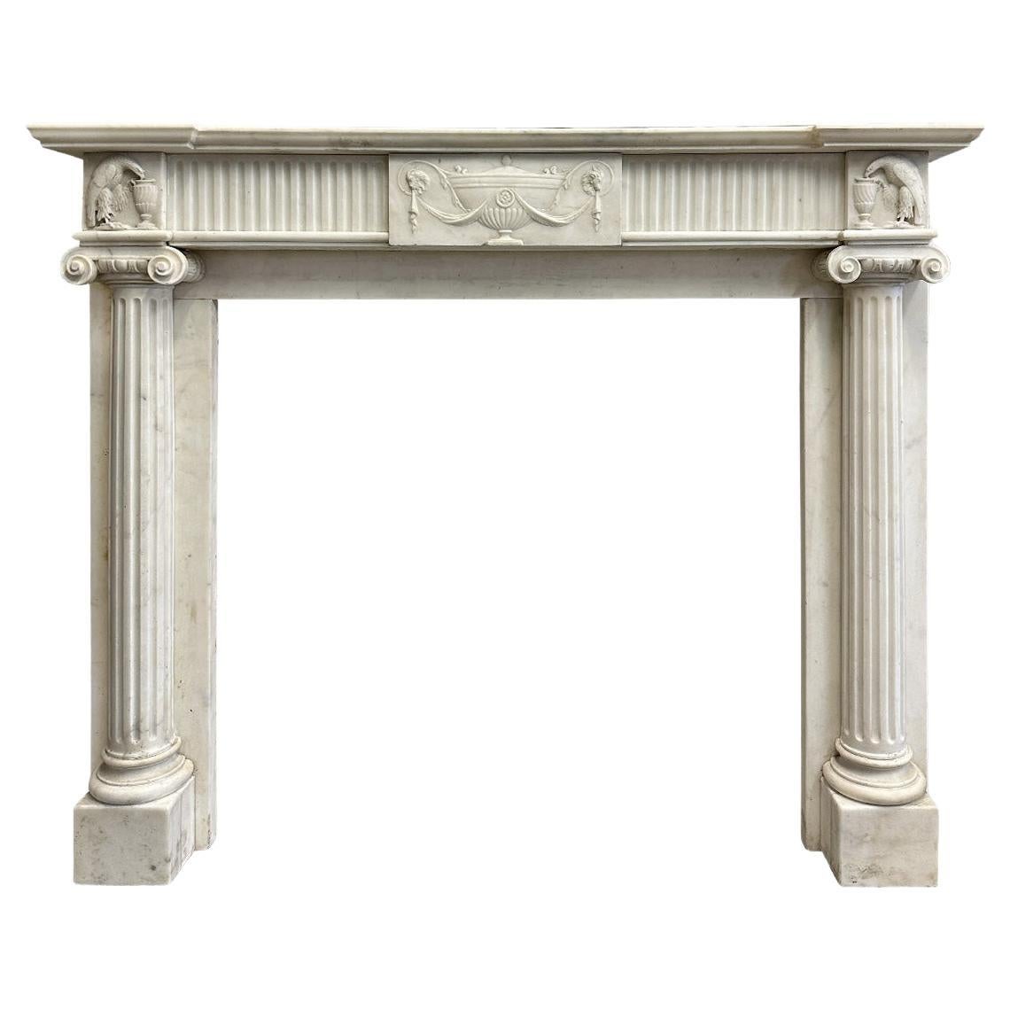Cheminée à colonnes en marbre blanc statuaire de style English Regency 