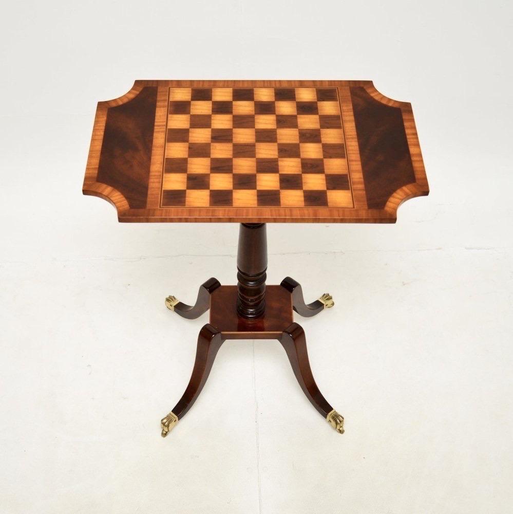 An English Regency Style Mahogany and Satinwood Chess Side Table In Excellent Condition For Sale In Lambertville, NJ