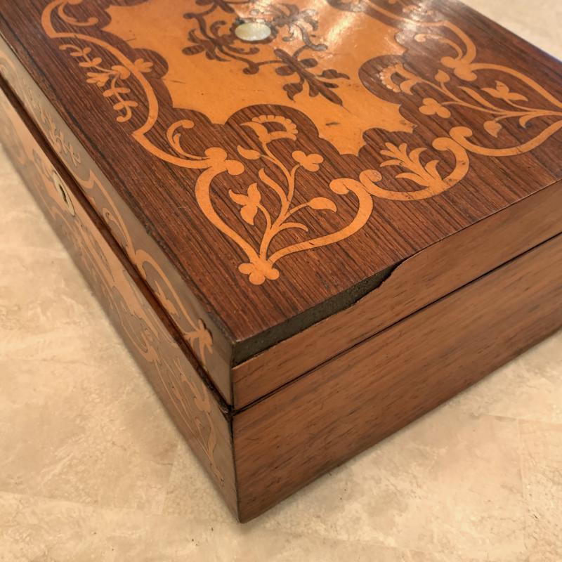 Neoclassical An English Rosewood and Maple Box, Ca. 1850 For Sale