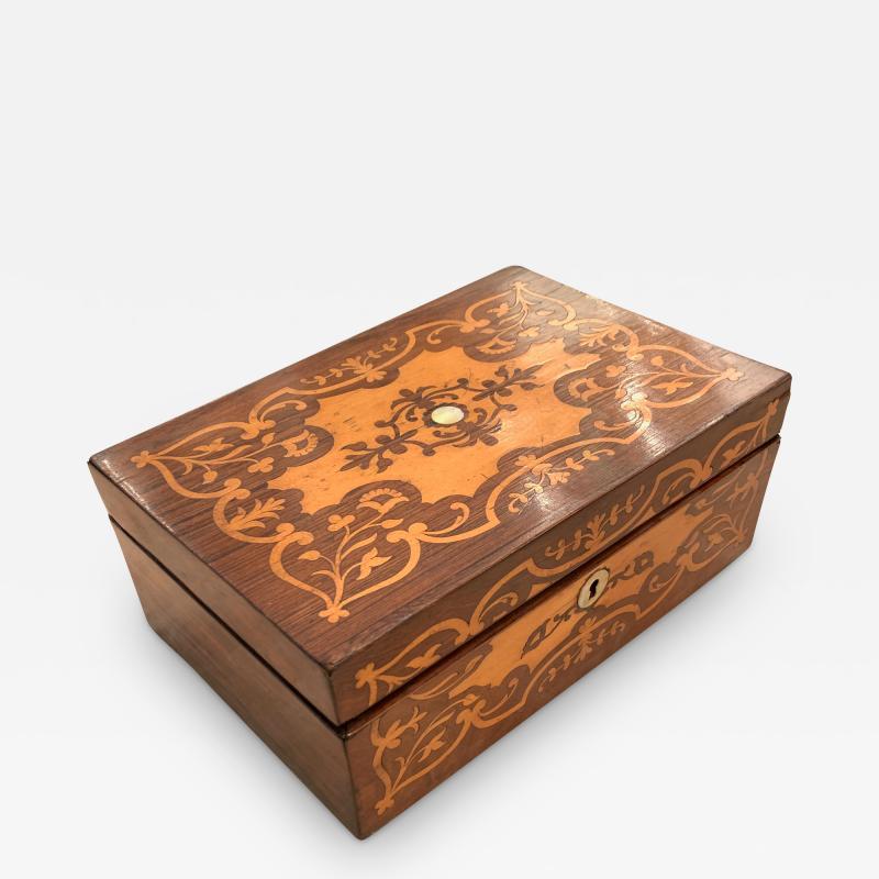 An English Rosewood and Maple Box, Ca. 1850 In Fair Condition For Sale In New York, NY