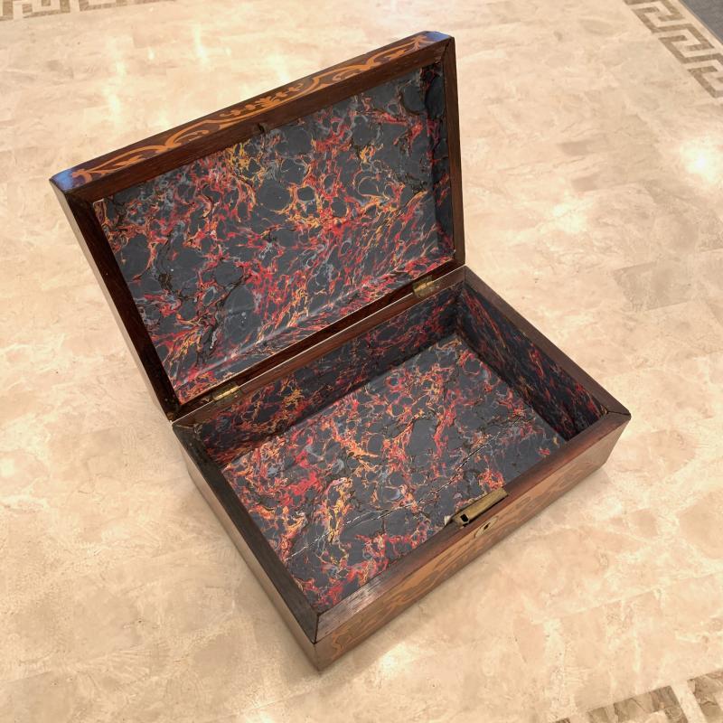 Boîte anglaise en bois de rose et érable, vers 1850 État moyen - En vente à New York, NY