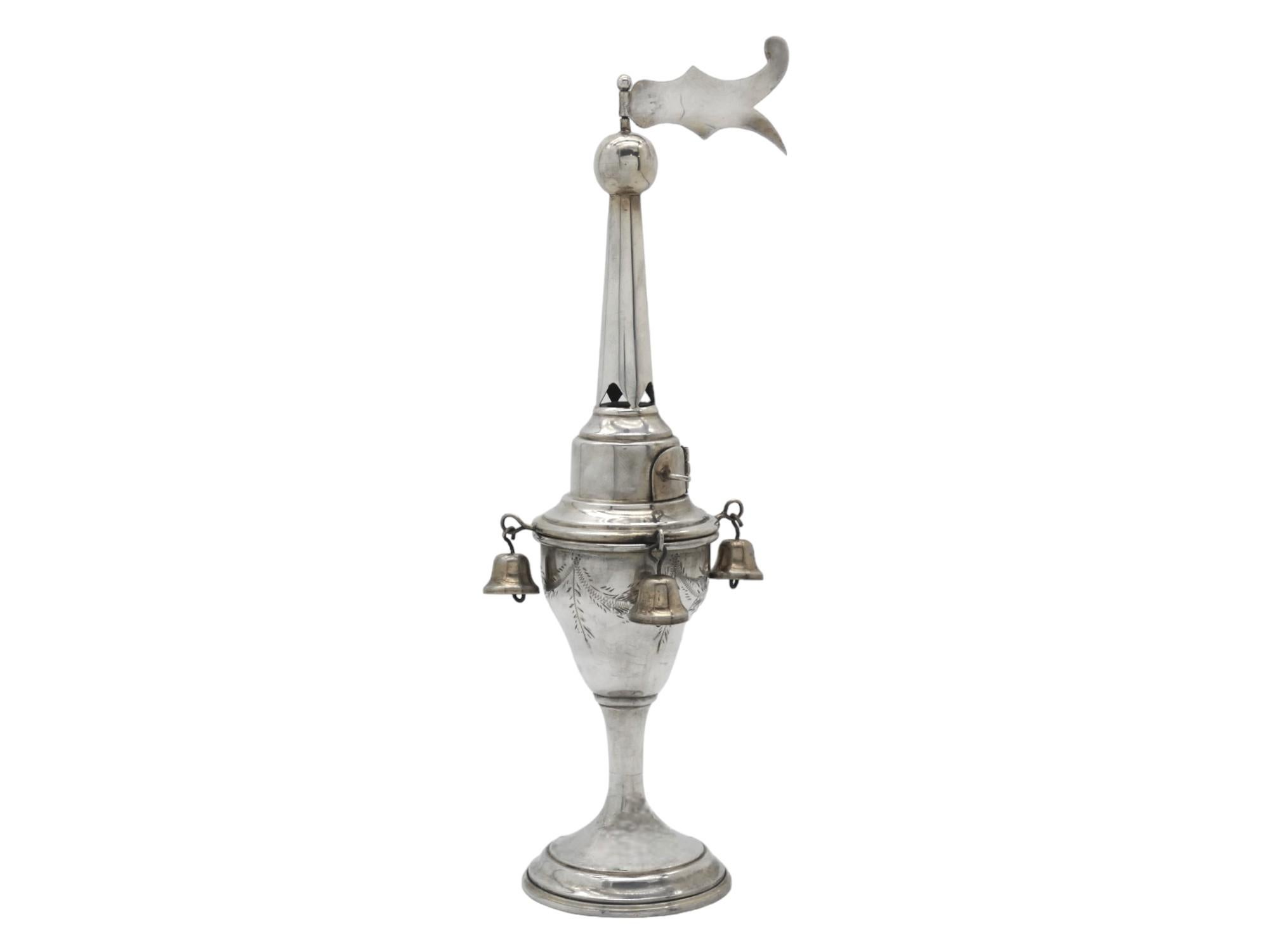 Un elegante calice da Kiddush in argento e un compendio di spezie in torre di Londra del 1927 sono un pezzo di Judaica prezioso e culturalmente significativo.

La comunità ebraica in Inghilterra ha una ricca storia e all'inizio del XX secolo Londra