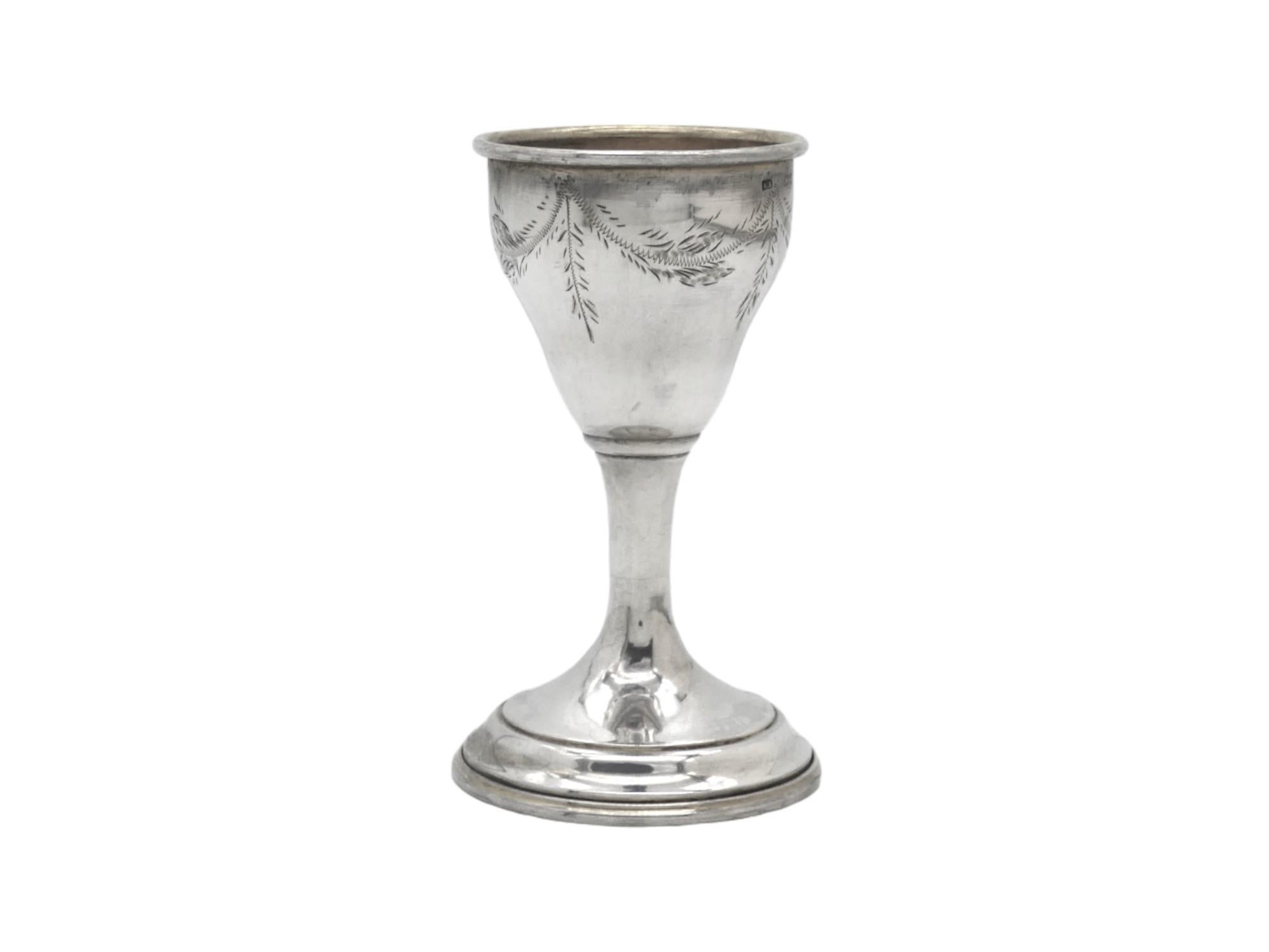 Un calice da Kiddush inglese in argento e un compendio di torre di spezie, Londra 1927 In condizioni buone in vendita a New York, NY
