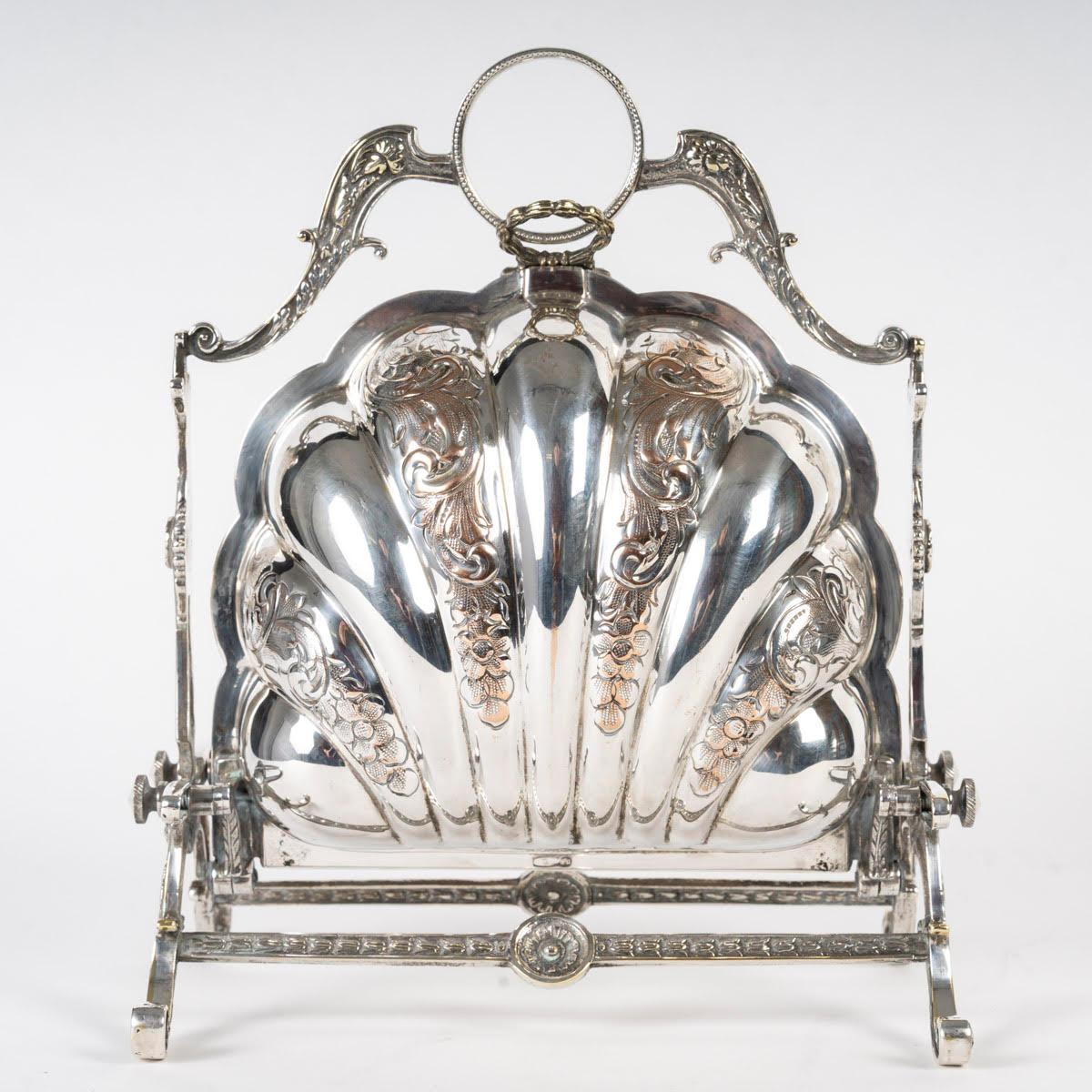 Chauffe-plat anglais en argent plaqué, période Napoléon III, 19e siècle.

Chauffe-plat anglais en argent plaqué, 19e siècle, période Napoléon III.
Fermé : H : 25cm, L : 21cm, P : 15cm
Ouvert : H : 25cm, L : 33.5cm, P : 15cm