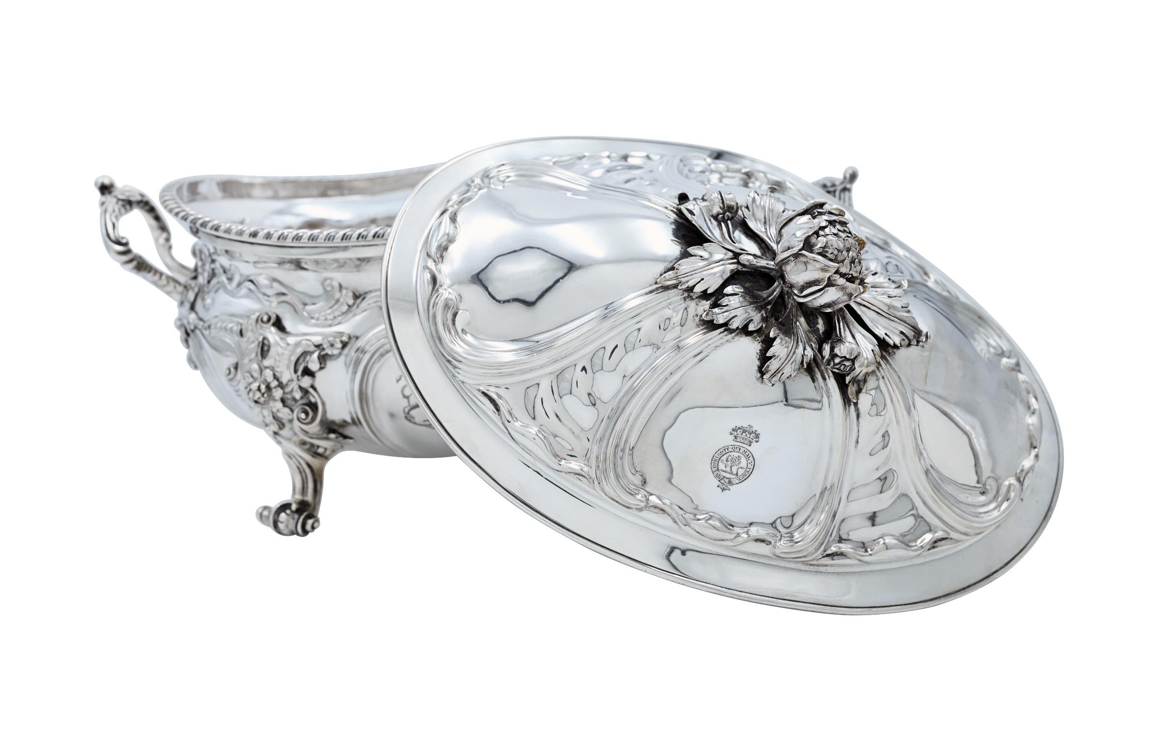 Magnifica zuppiera inglese in argento di Garrard's, Londra, 1827
Con lo stemma di Henry Paget, 1° Marchese di Anglesey, eroe della battaglia di Waterloo.

Questa splendida zuppiera d'argento del periodo Regency, realizzata dai rinomati argentieri