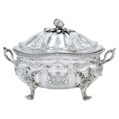 Eine englische Suppenterrine aus Silber, hergestellt von Garrards, London 1827, Armee von Henry Paget