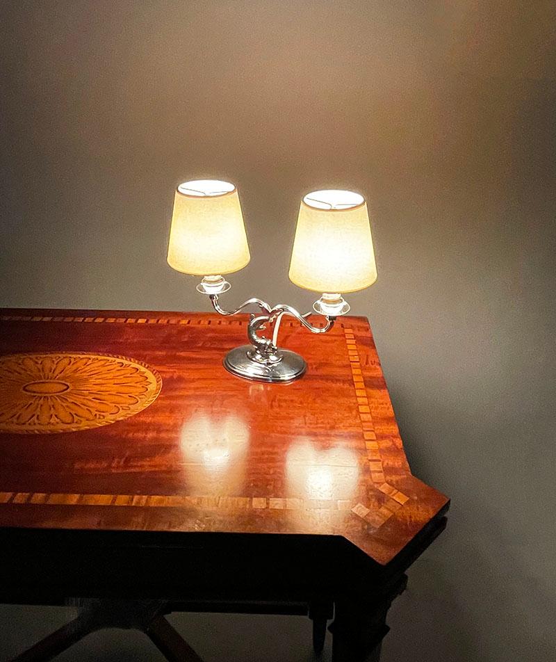 Inglese Lampada da tavolo inglese in argento Sterling Dolphin a 2 bracci in vendita