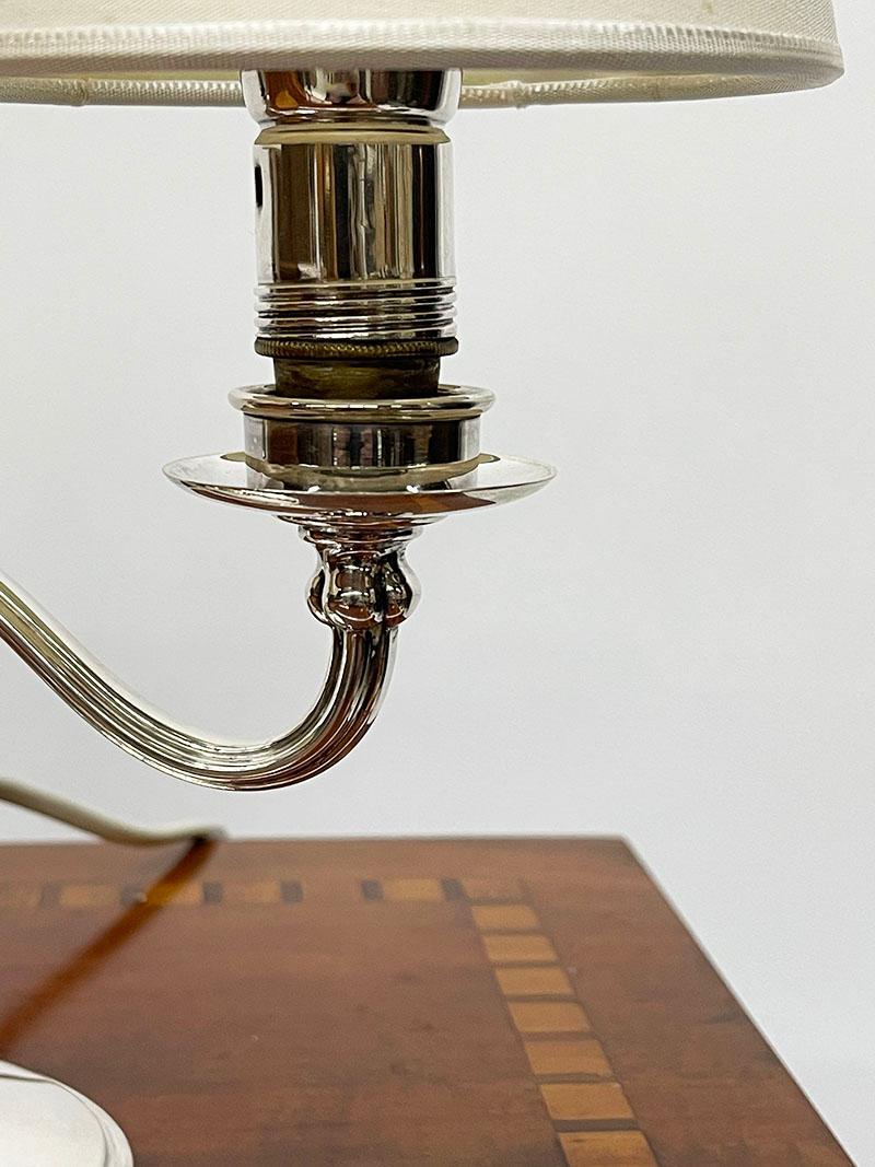 Englische 2 Arme-Tischlampe aus Sterlingsilber mit Delphin (20. Jahrhundert) im Angebot