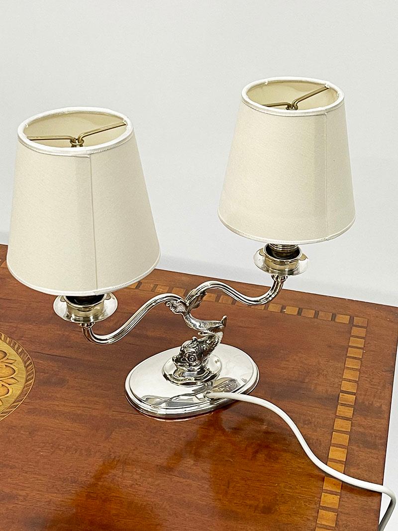 Lampada da tavolo inglese in argento Sterling Dolphin a 2 bracci in vendita 1