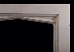 Un focolare inglese in pietra in stile gotico