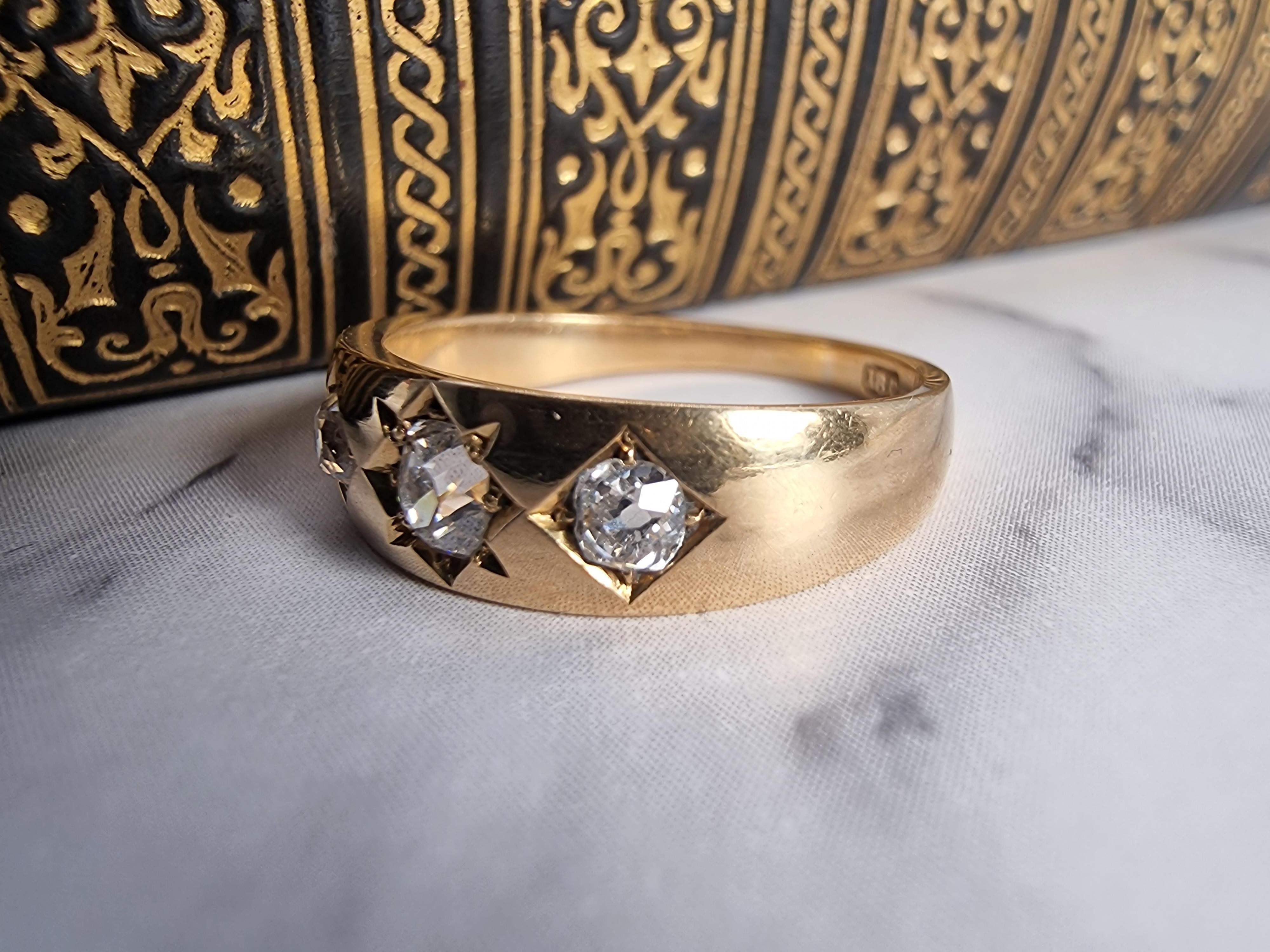 An English Victorian heavy 18ct gold and diamond three stone ring dated 1870 In Good Condition For Sale In Central England, GB