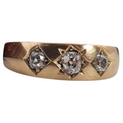 Anello vittoriano pesante in oro 18 ct e diamanti a tre pietre datato 1870