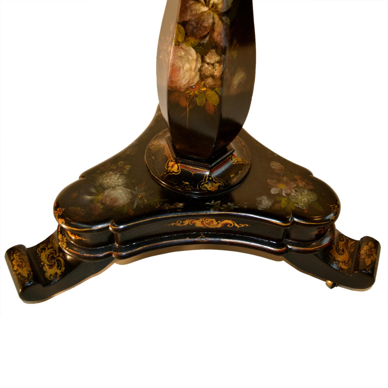 English Victorian Papier Mâché Hand Painted Tilt-Top Occasional Table In Good Condition In Vancouver, British Columbia