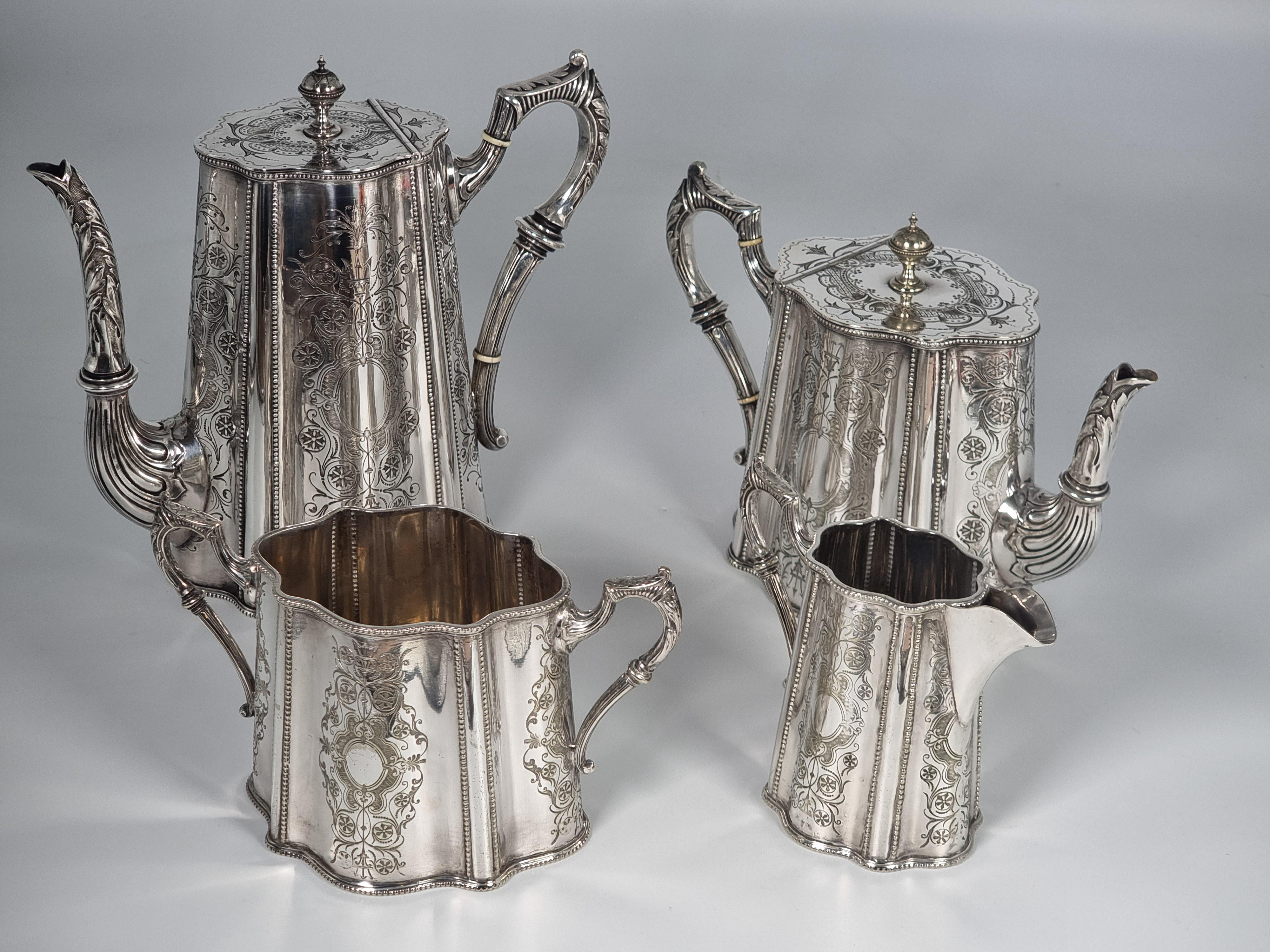 Este atractivo juego de té y café inglés victoriano de cuatro piezas es de la mejor calidad. Está fabricado en níquel duro con una ornamentada decoración fundida y grabada.  Está en un estado extraordinario, con señales mínimas de uso y desgaste. Se